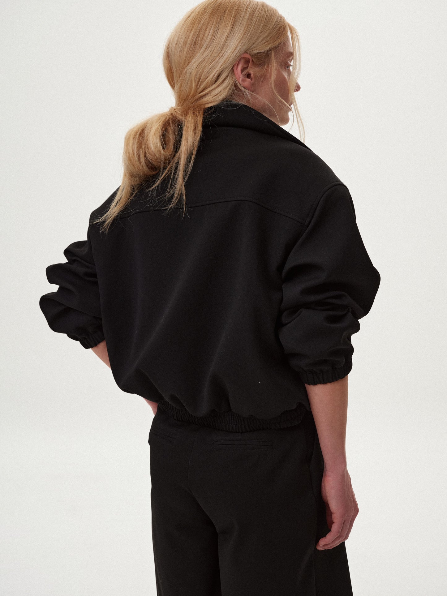 Чорний бомбер з високим коміром