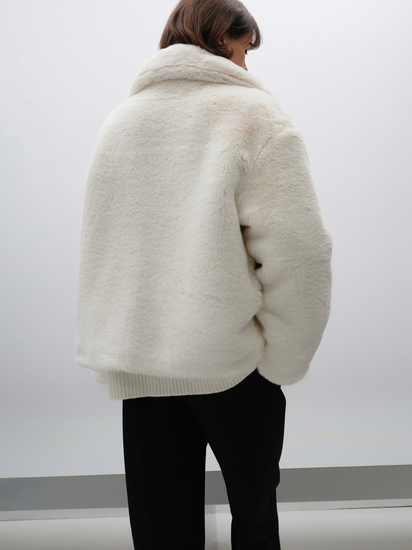 Шуба молочна з гладким хутром