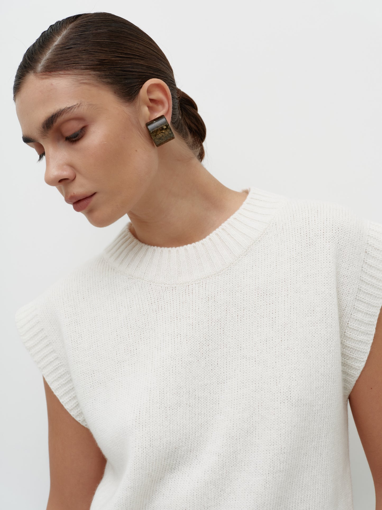 Жилет в'язаний молочний