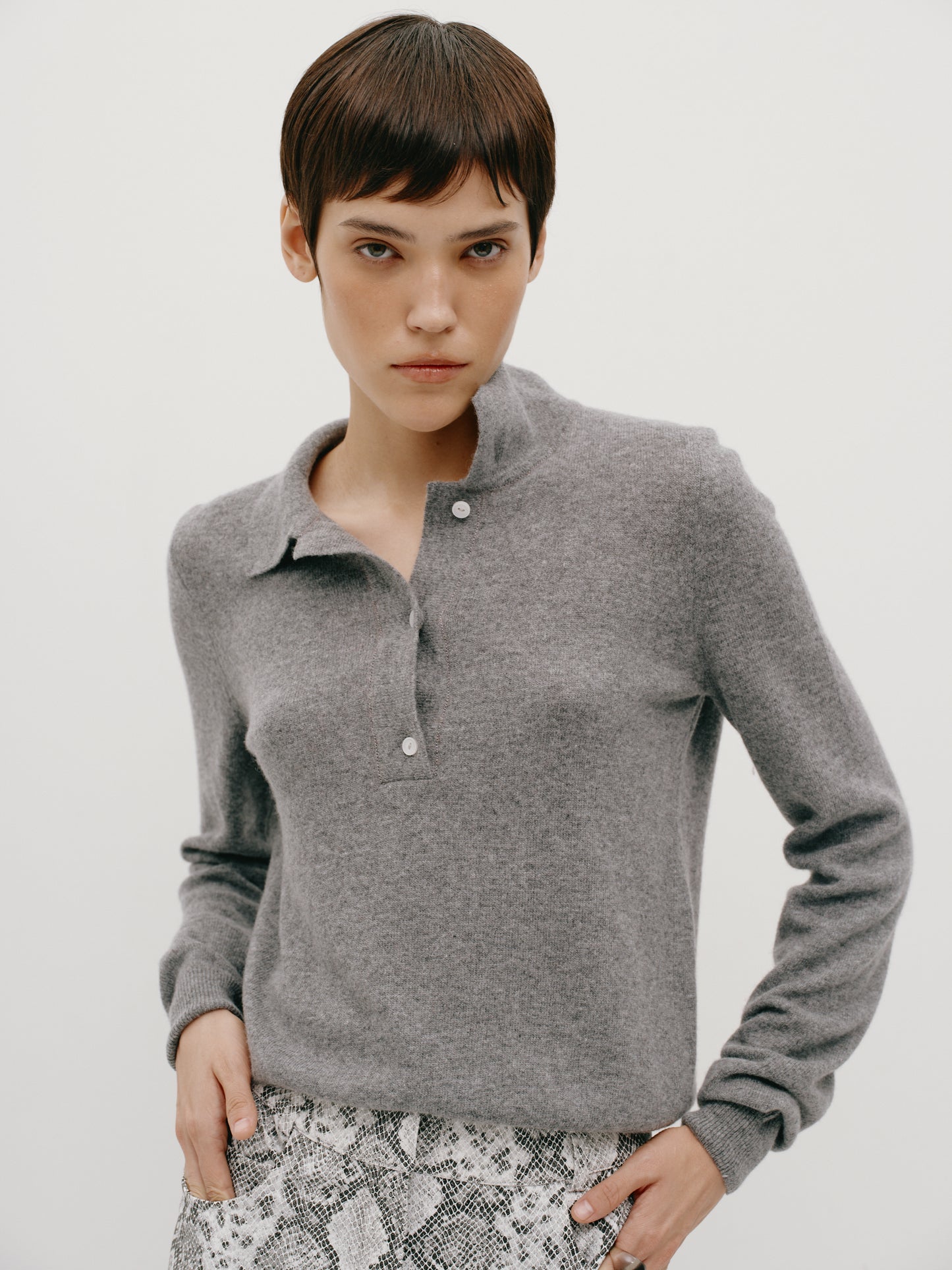 В'язане сіре поло з вовни