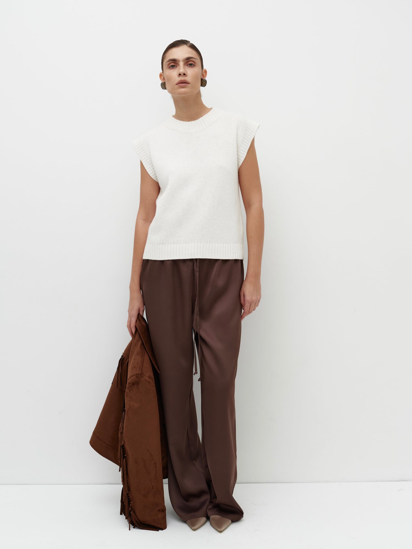 Жилет в'язаний молочний