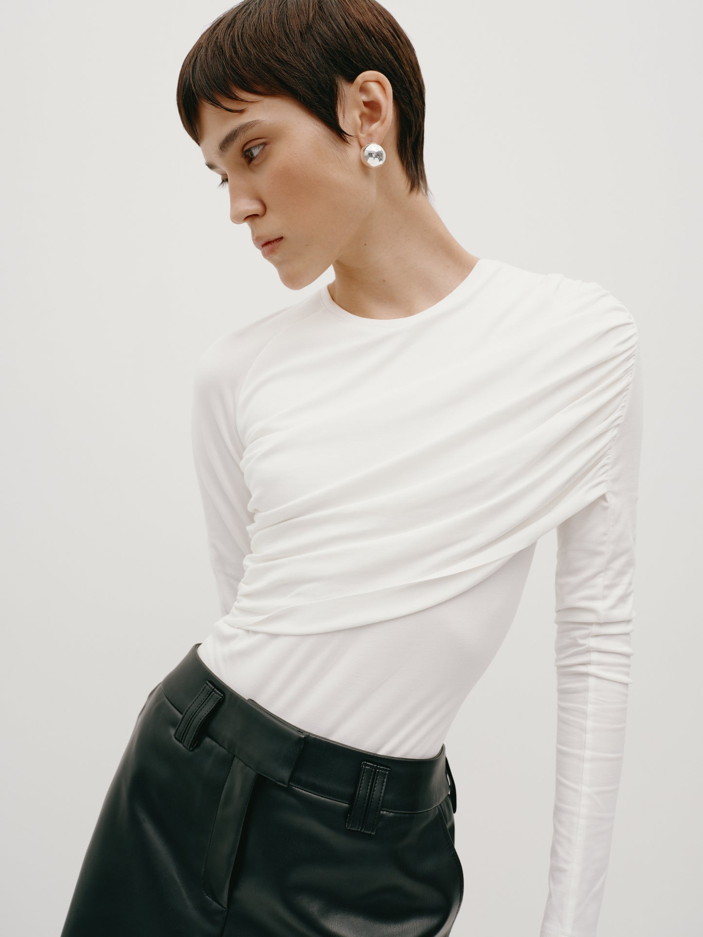 Боді з драпіруванням молочне