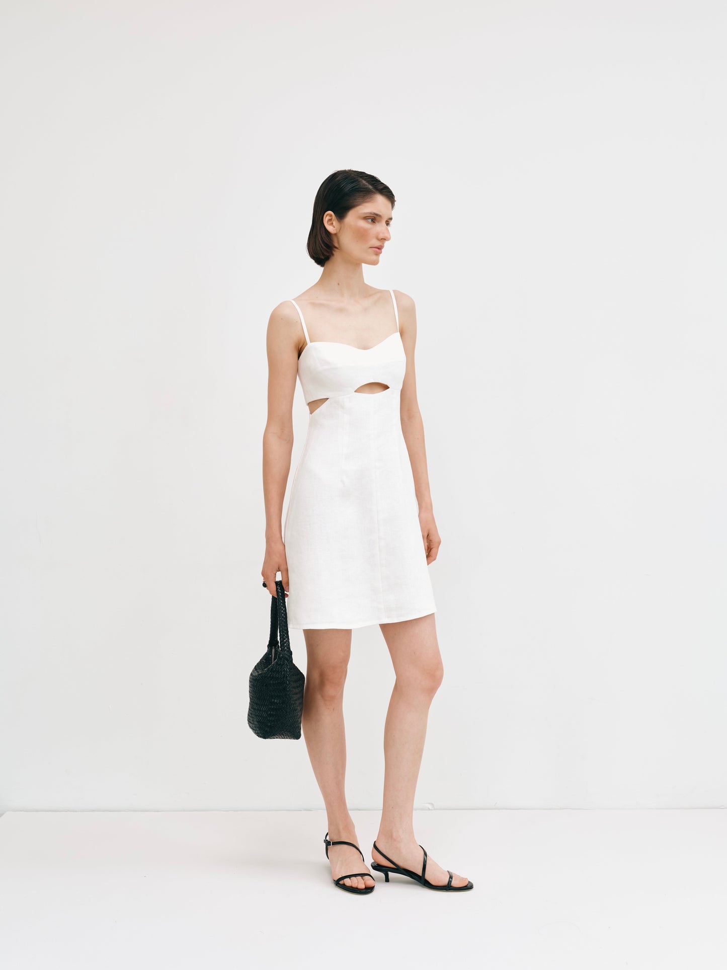 Молочна сукня з вирізами міні з льону