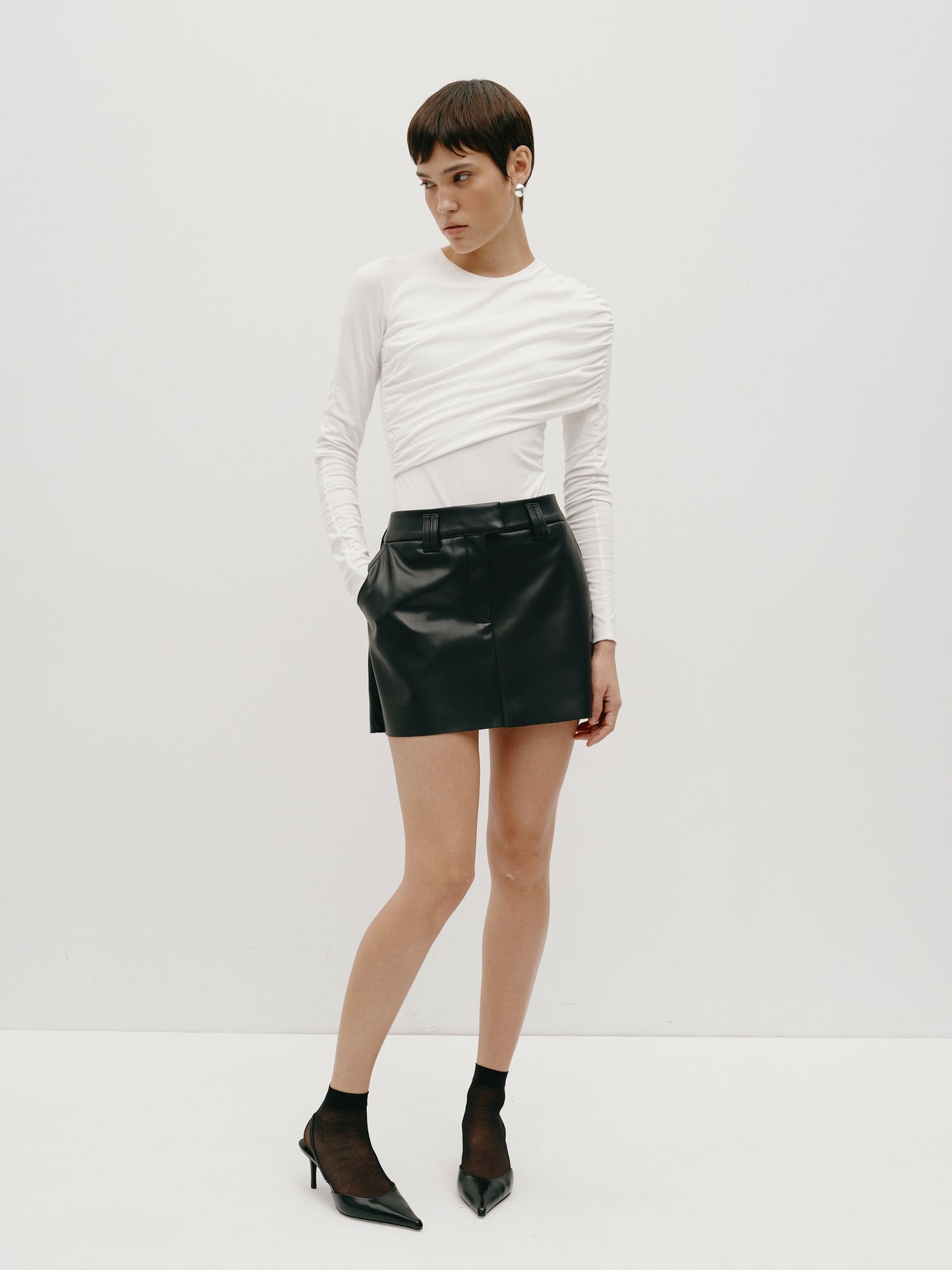 Боді з драпіруванням молочне