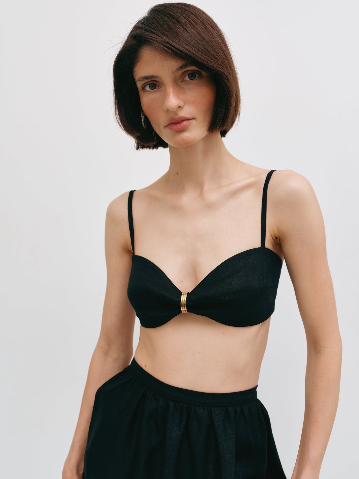 Топ з чашками з льону чорний