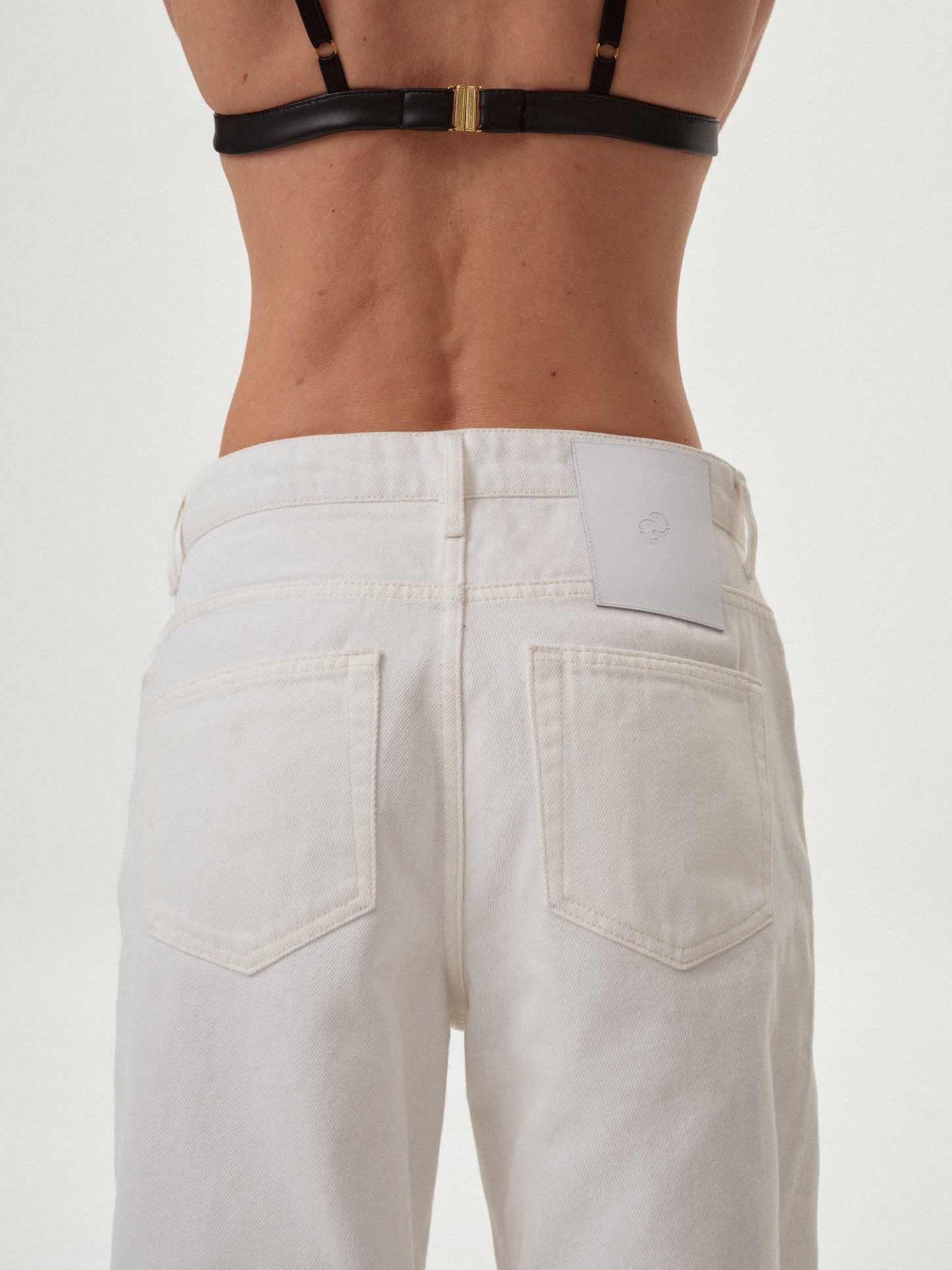 Молочні джинси широкого крою