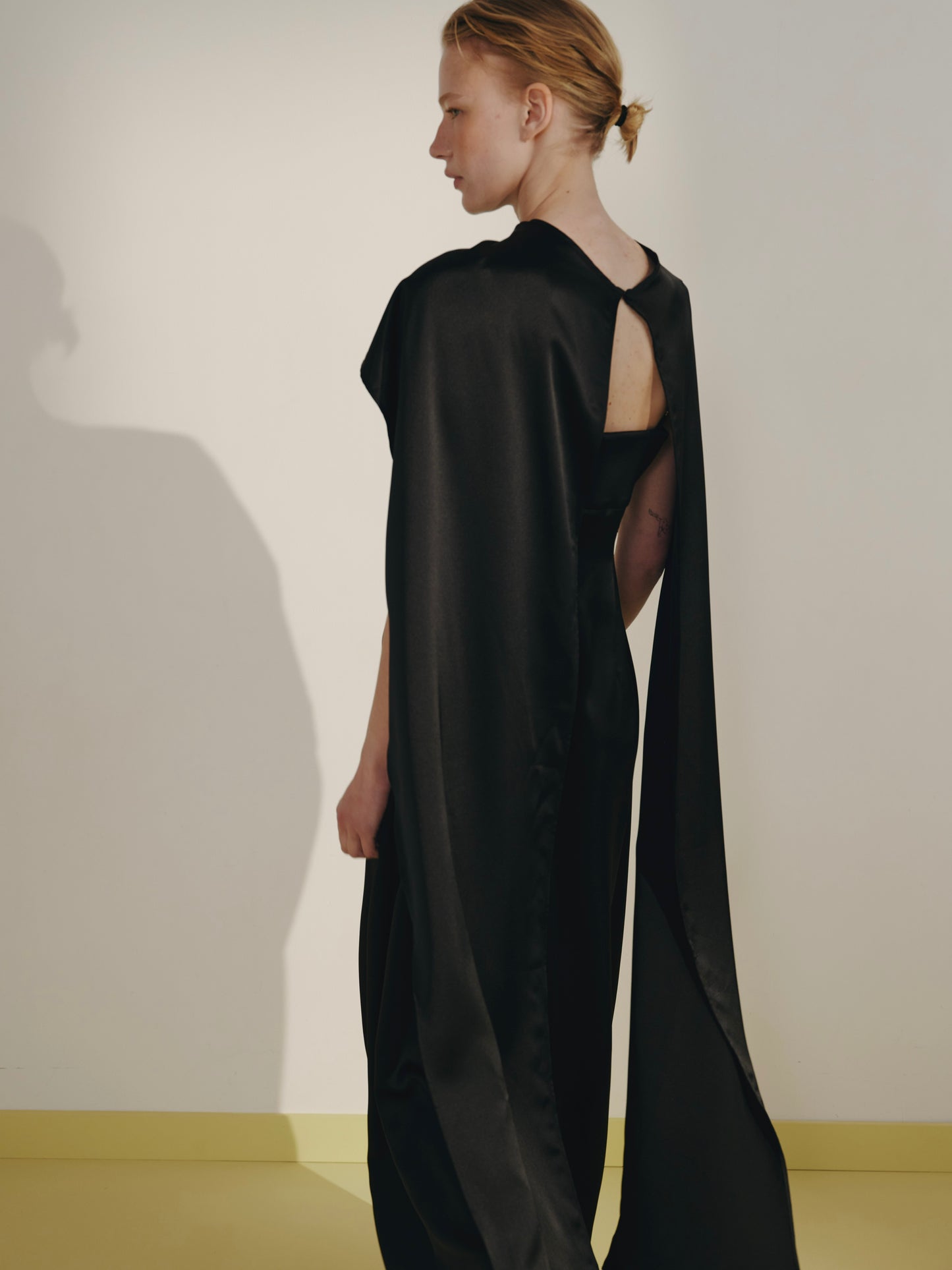 Сатинова чорна сукня з чашками