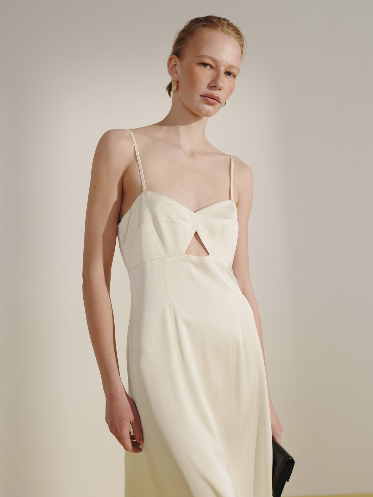 Сатинова молочна сукня з чашками