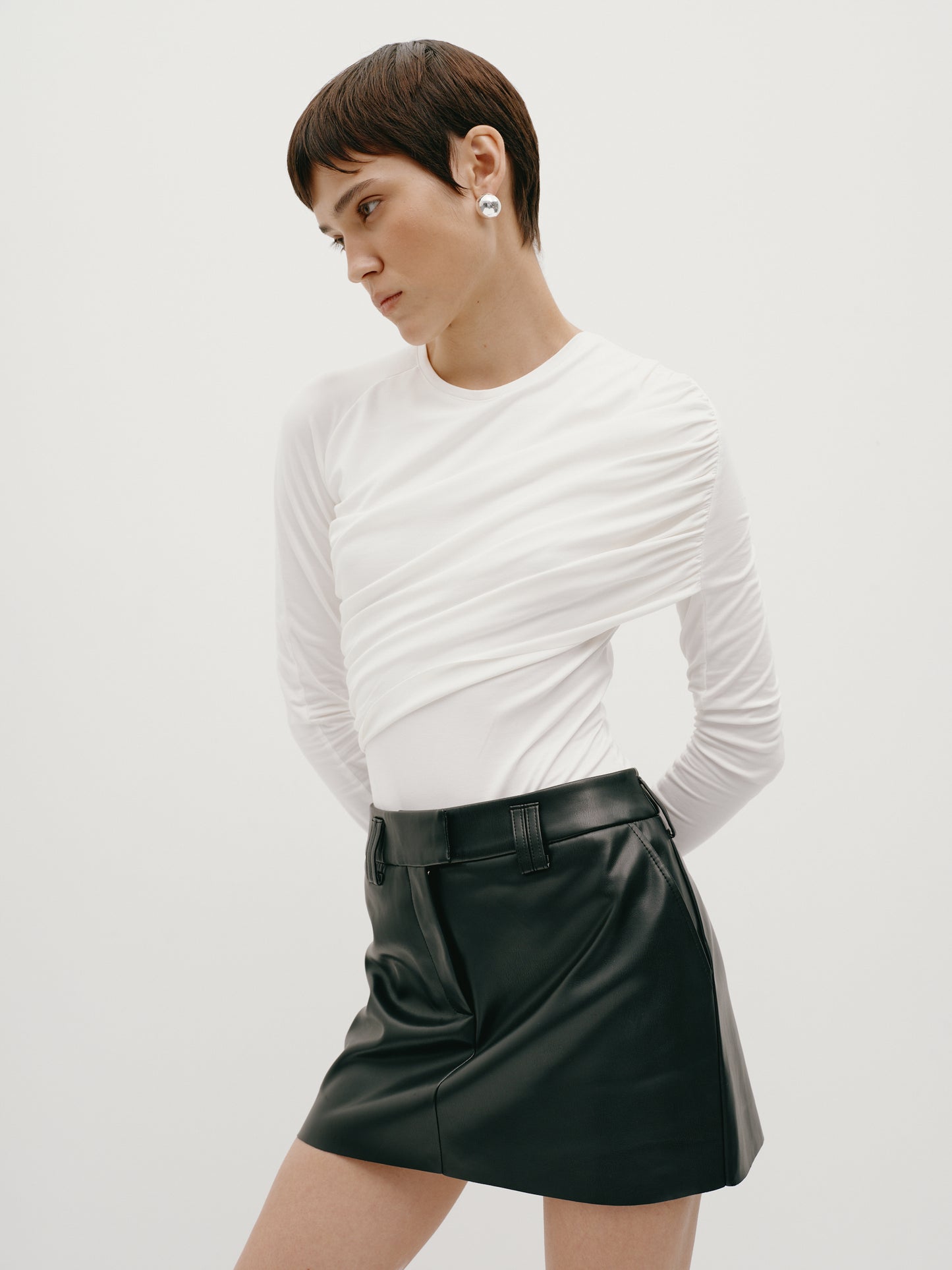 Боді з драпіруванням молочне