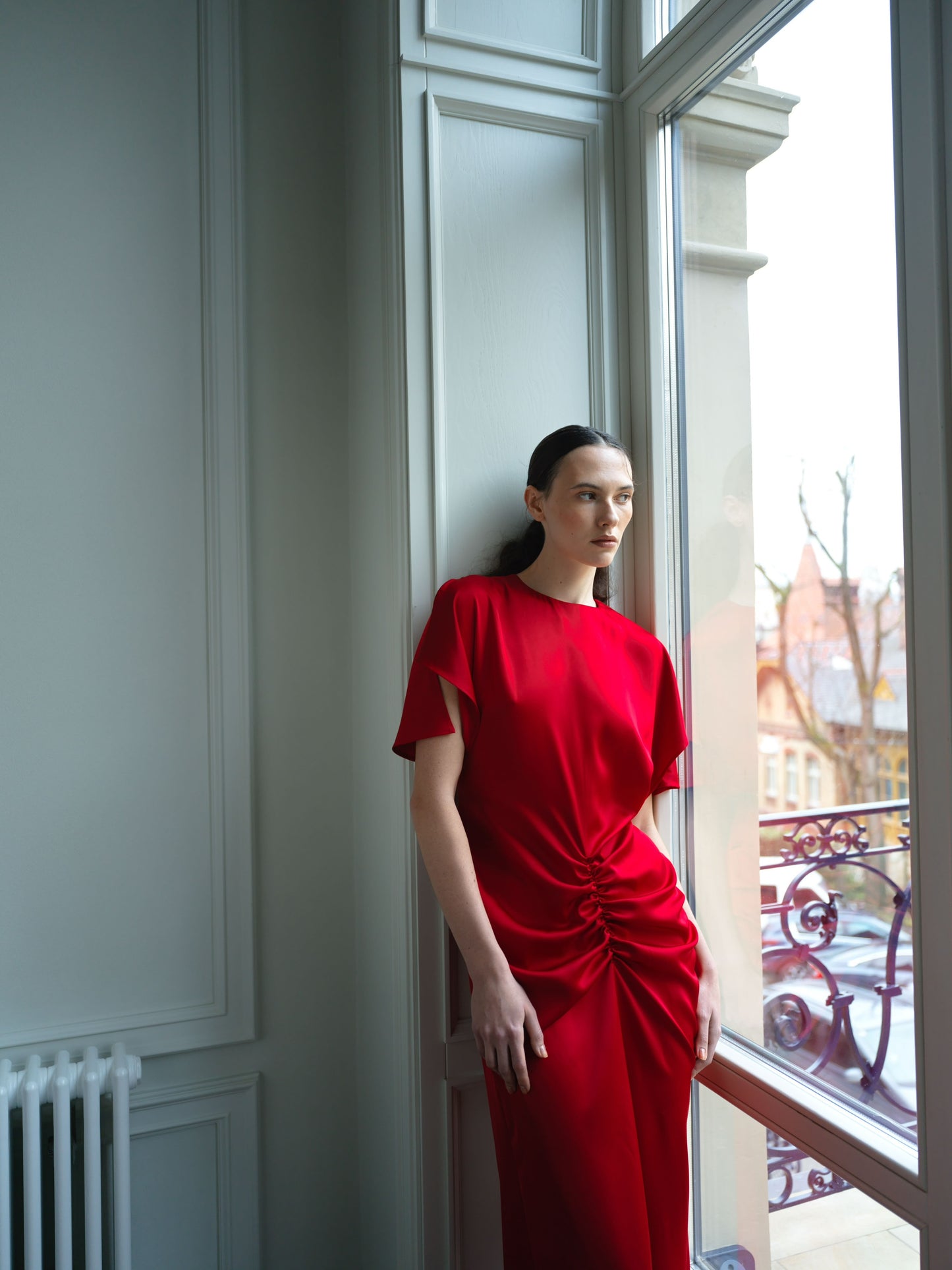 Сатинова червона сукня з драпіруванням