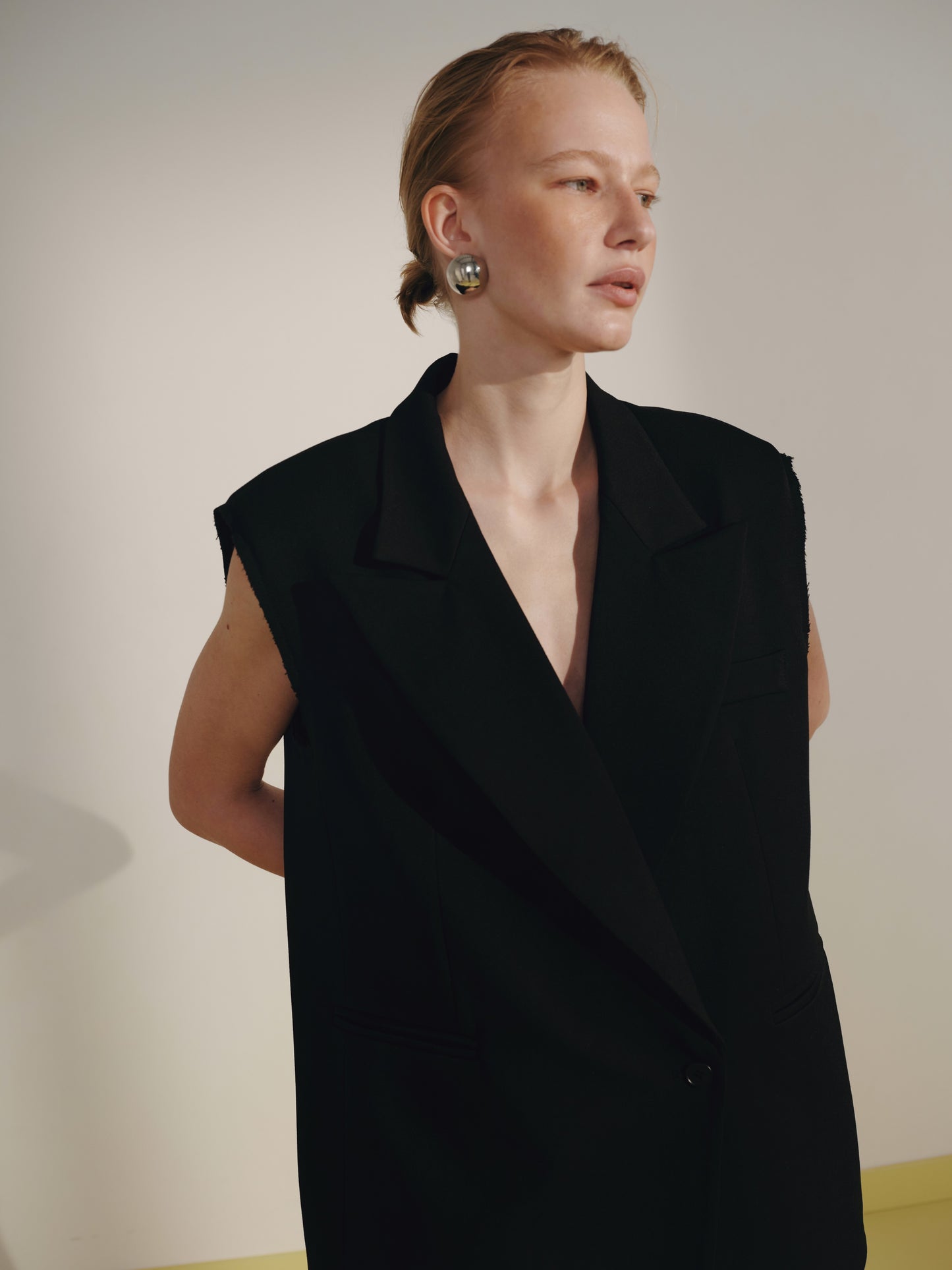 Жилет брючний чорний з обробленими плечима