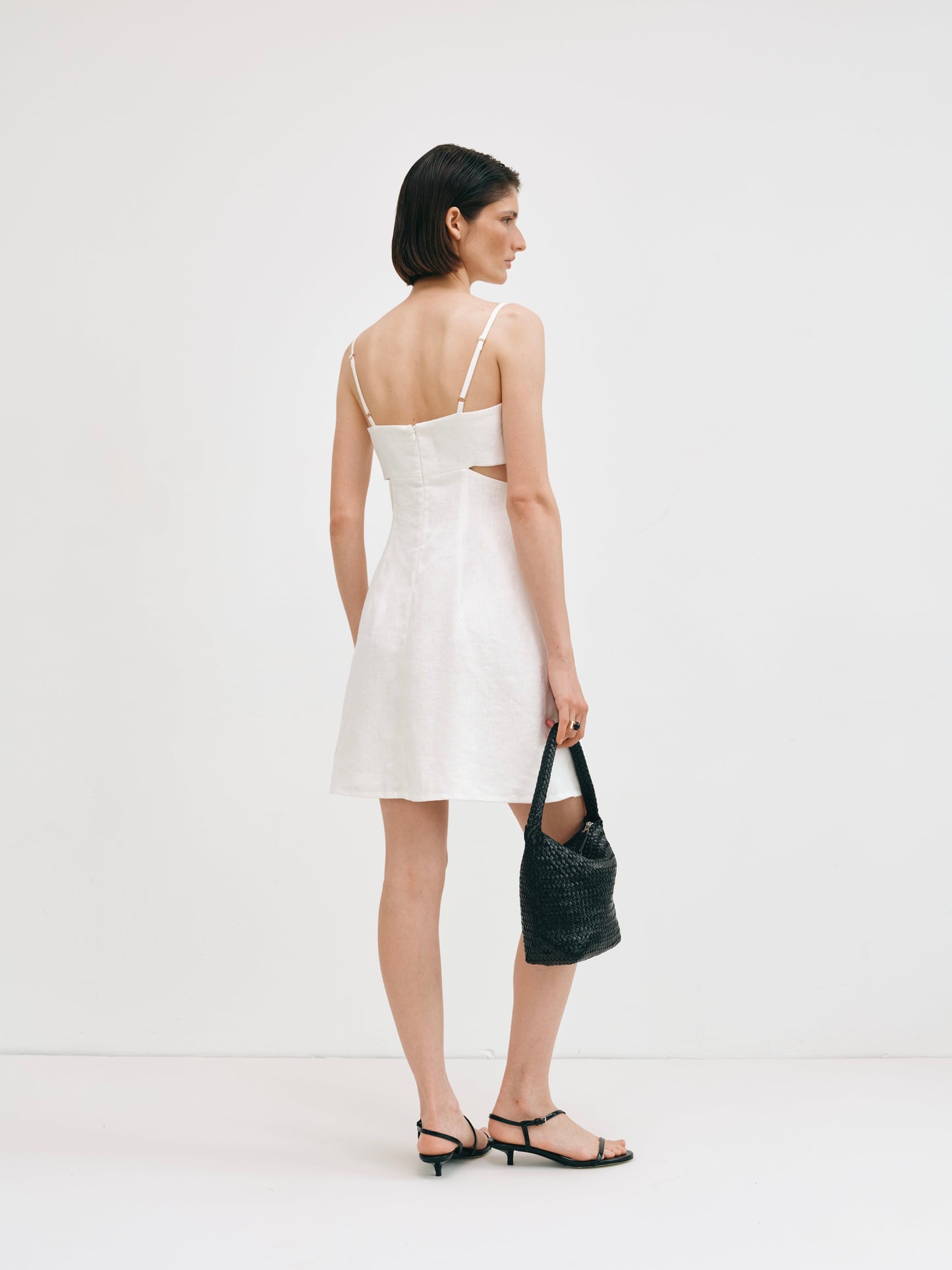 Молочна сукня з вирізами міні з льону