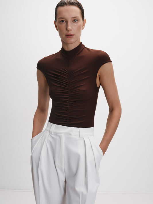 Коричневе боді з акцентним драпіруванням