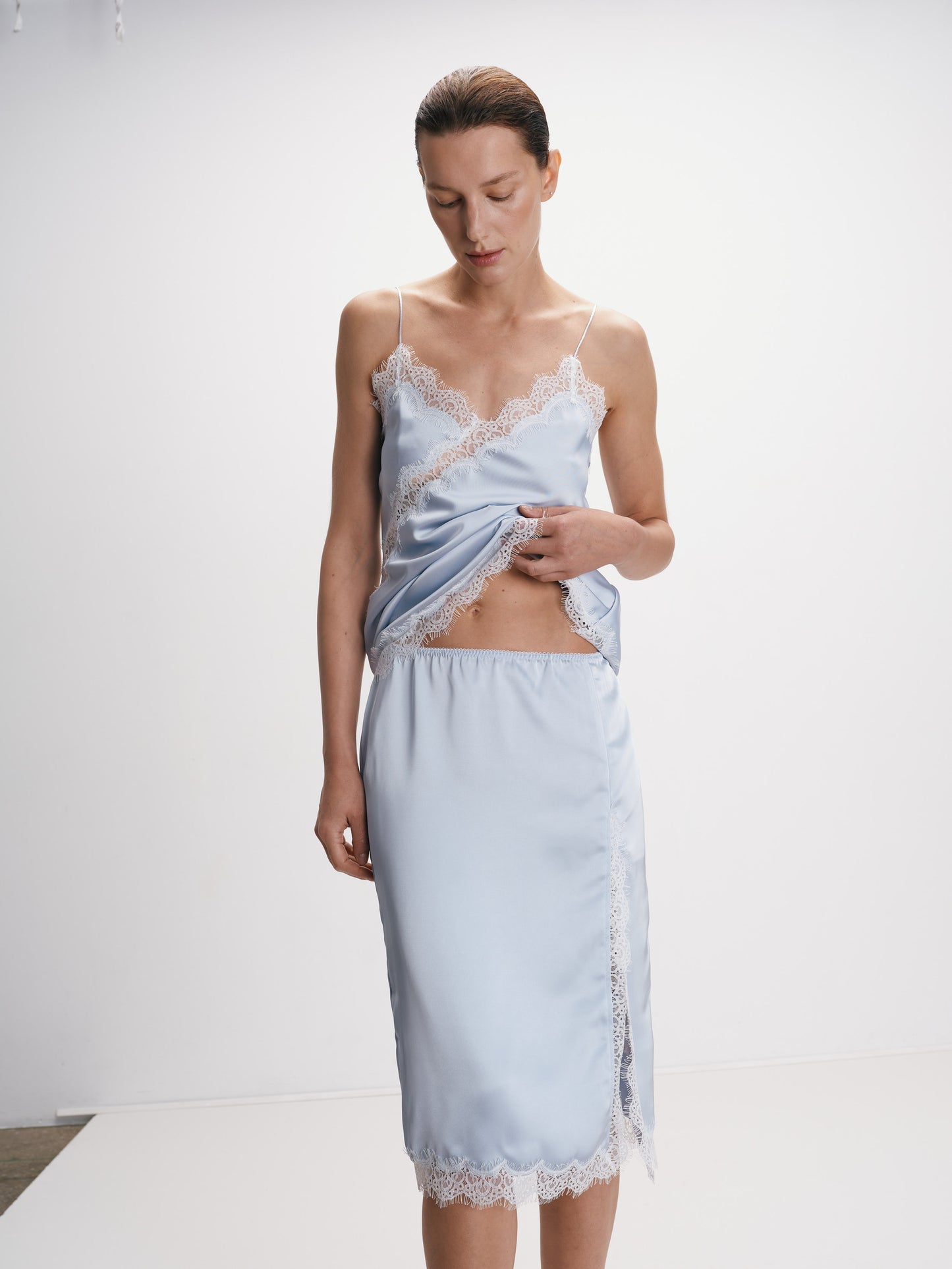 Сатинова блакитна спідниця з мереживом