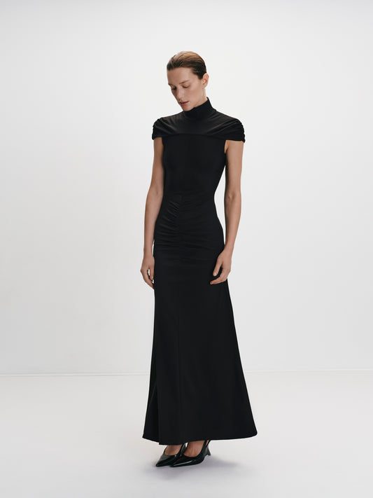 Чорна сукня з акцентним драпіруванням