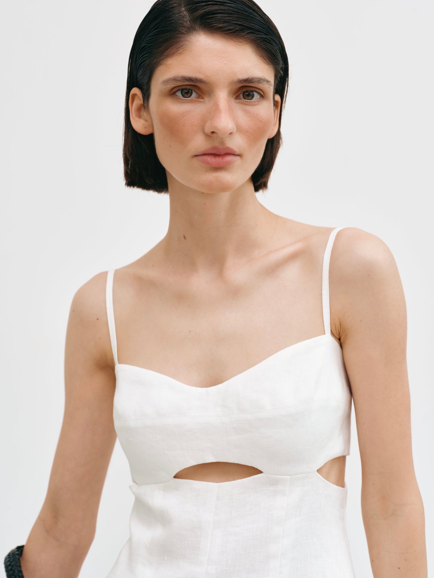 Молочна сукня з вирізами міні з льону