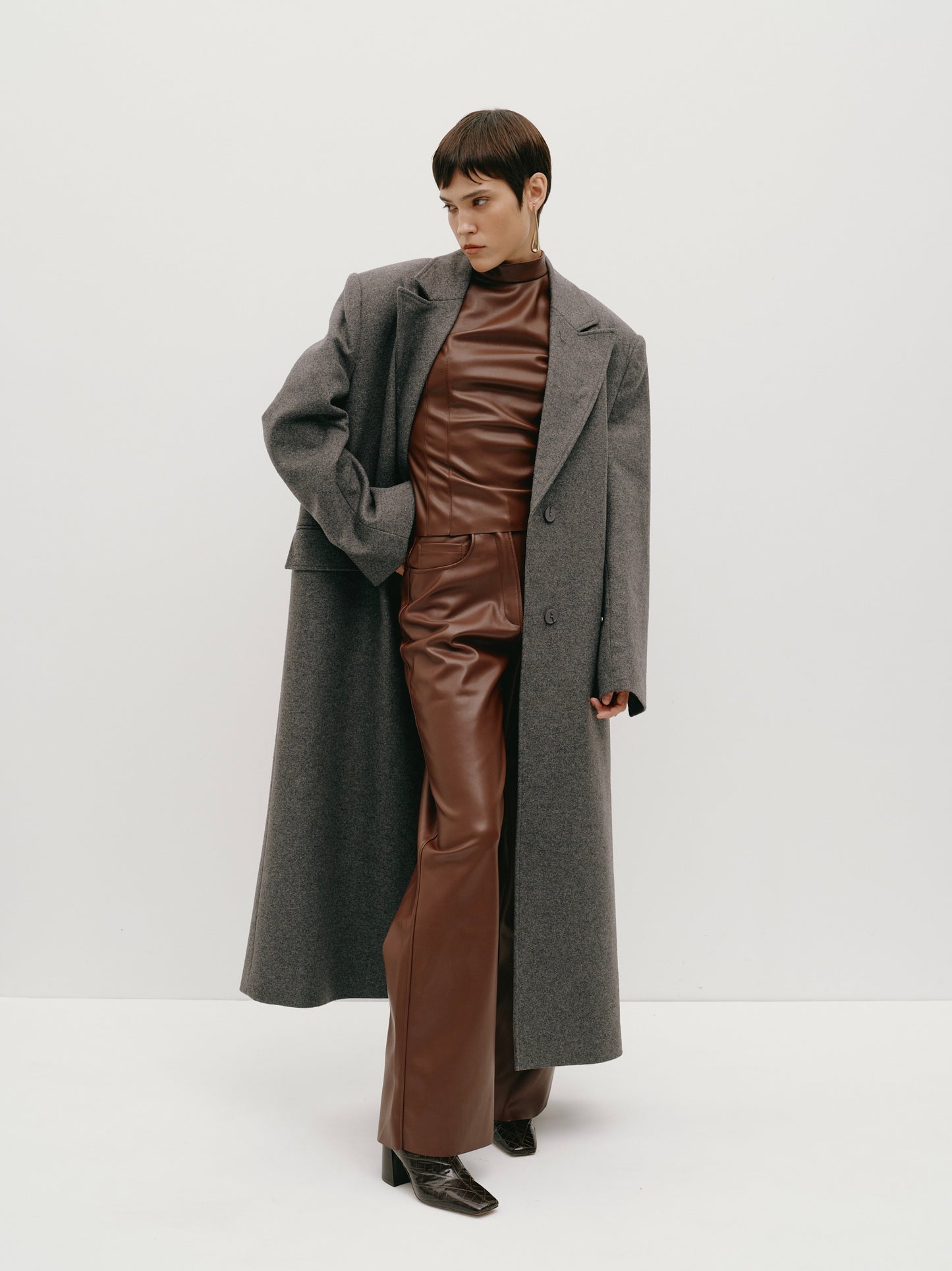 Гольф без рукавів еко-шкіра коричневий