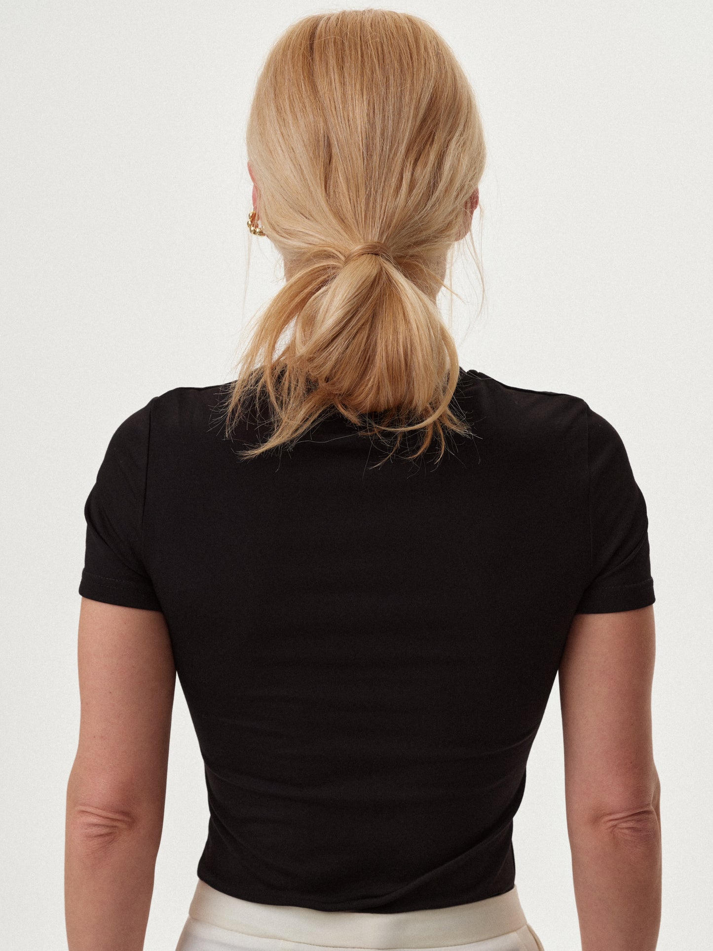 Футболка приталена чорна з лого