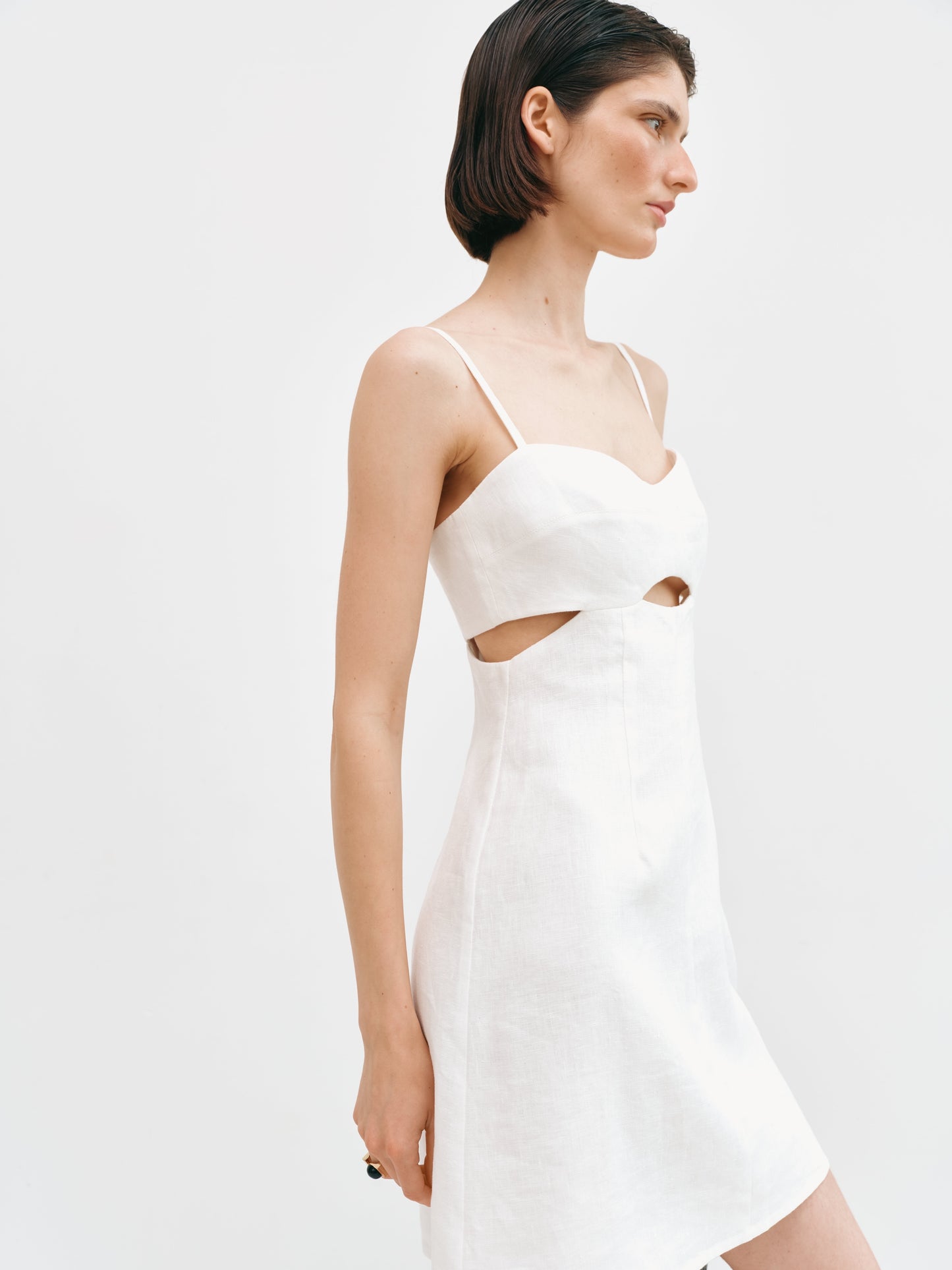 Молочна сукня з вирізами міні з льону