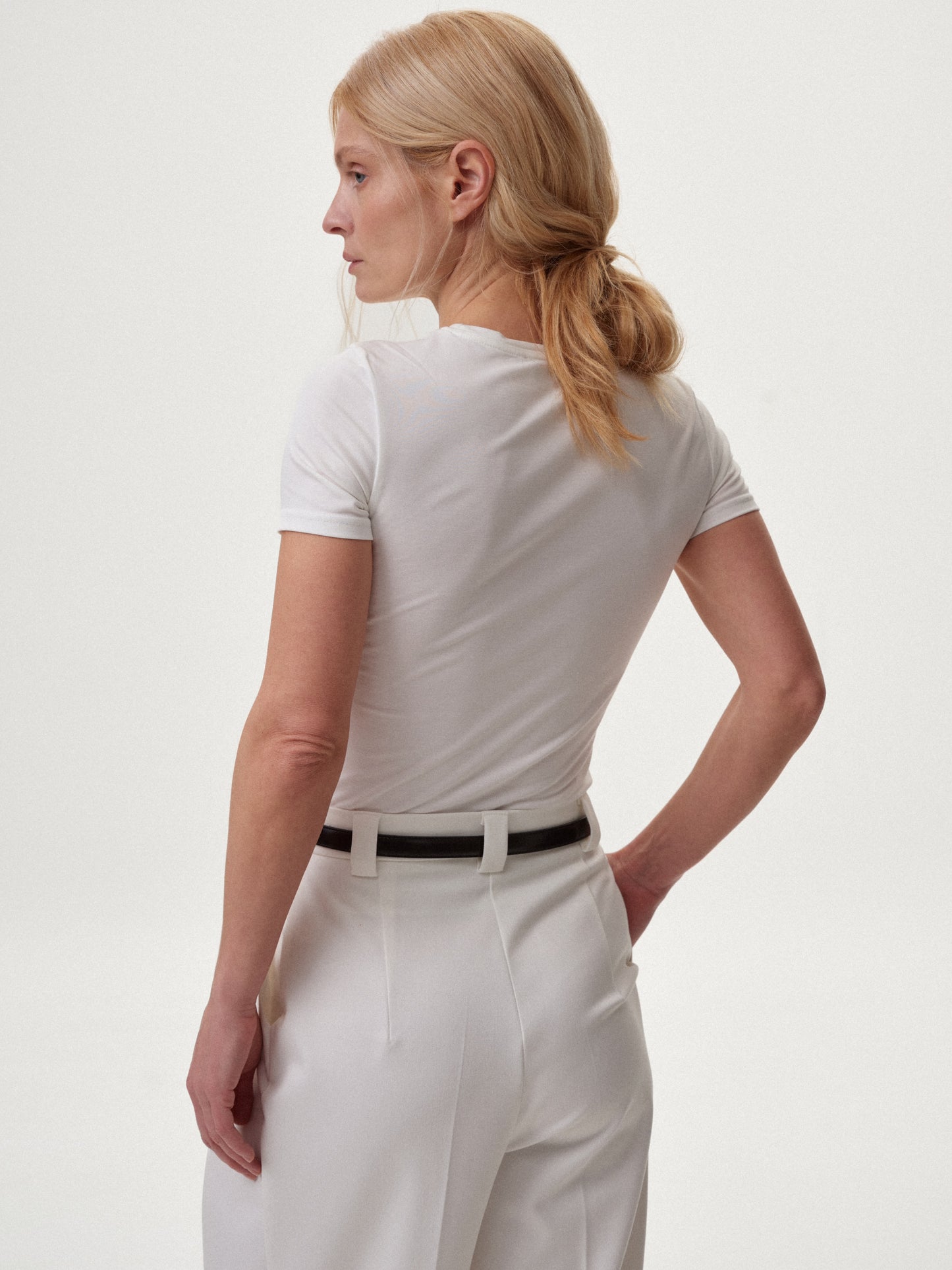 Футболка приталена молочна з лого