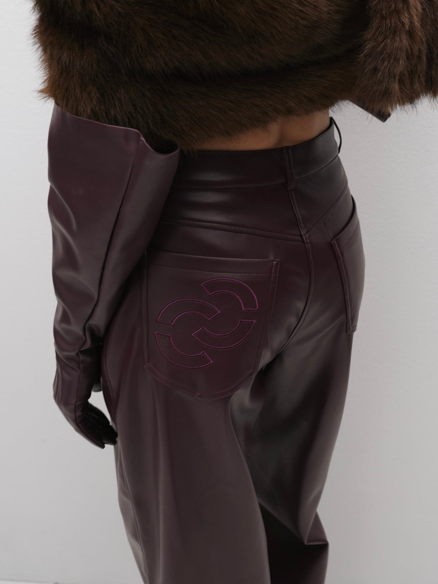 Штани еко-шкіра вільного крою сливові з вишивкою