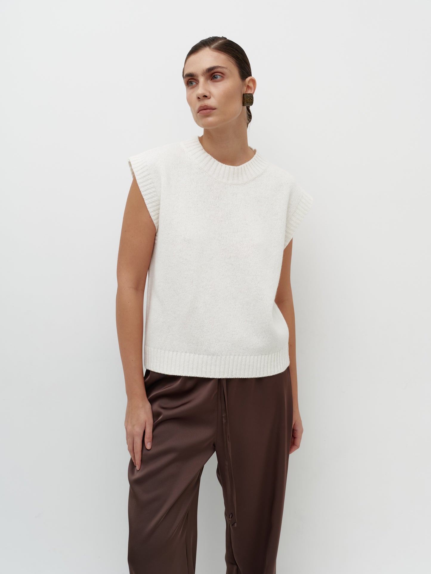 Жилет в'язаний молочний