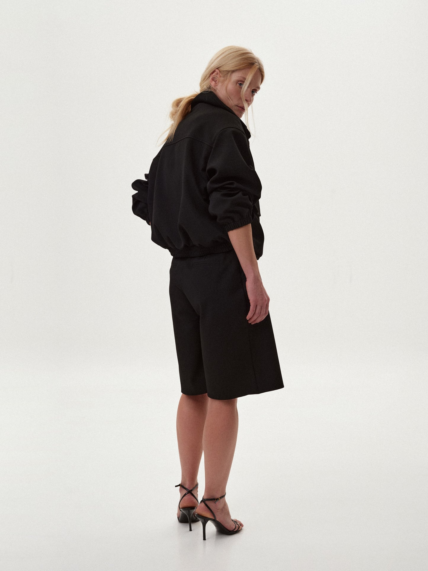 Бермуди чорні класичні