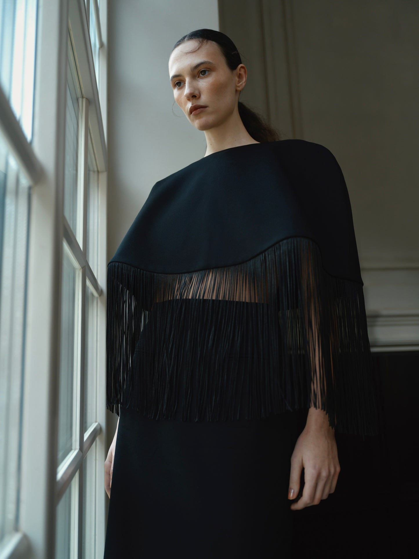 Структурований чорний кейп з бахрамою