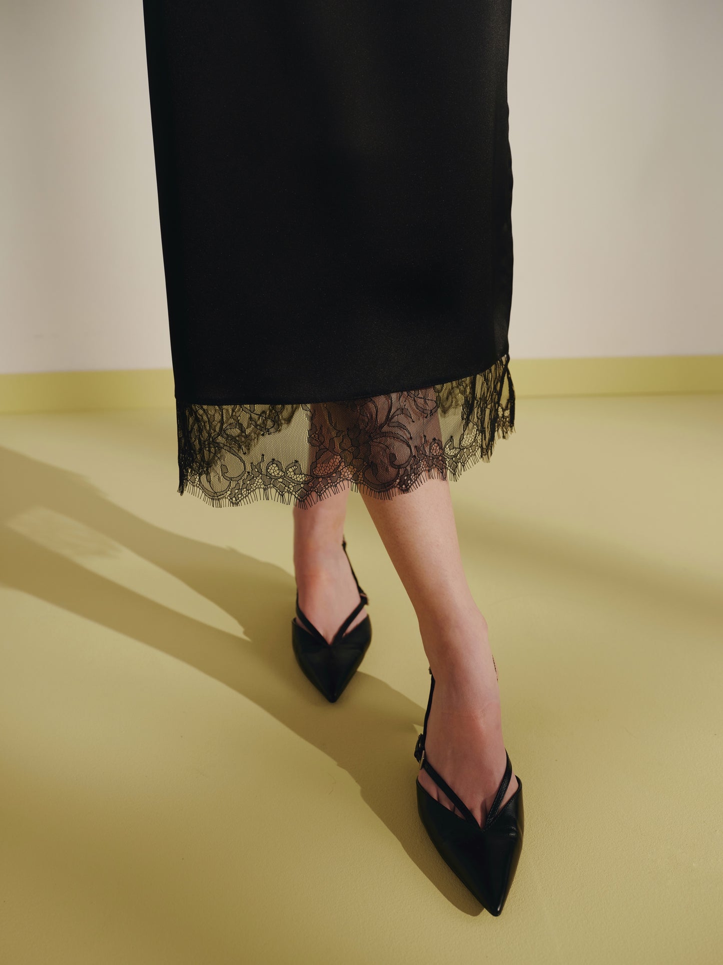 Спідниця міді чорна з мереживом