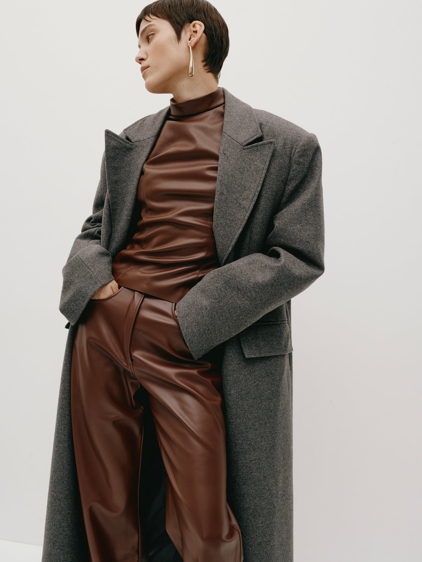 Гольф без рукавів еко-шкіра коричневий