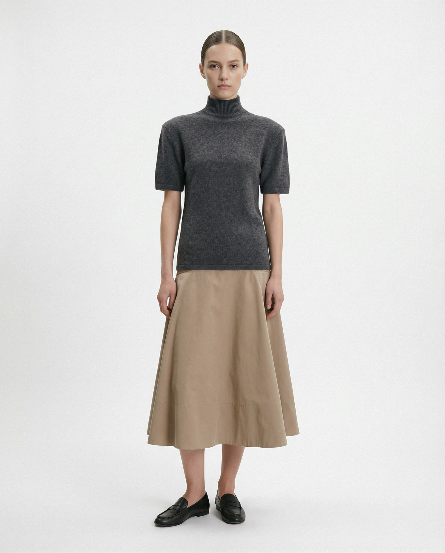 Вовняний гольф на короткий рукав з акцентними плечима графітовий