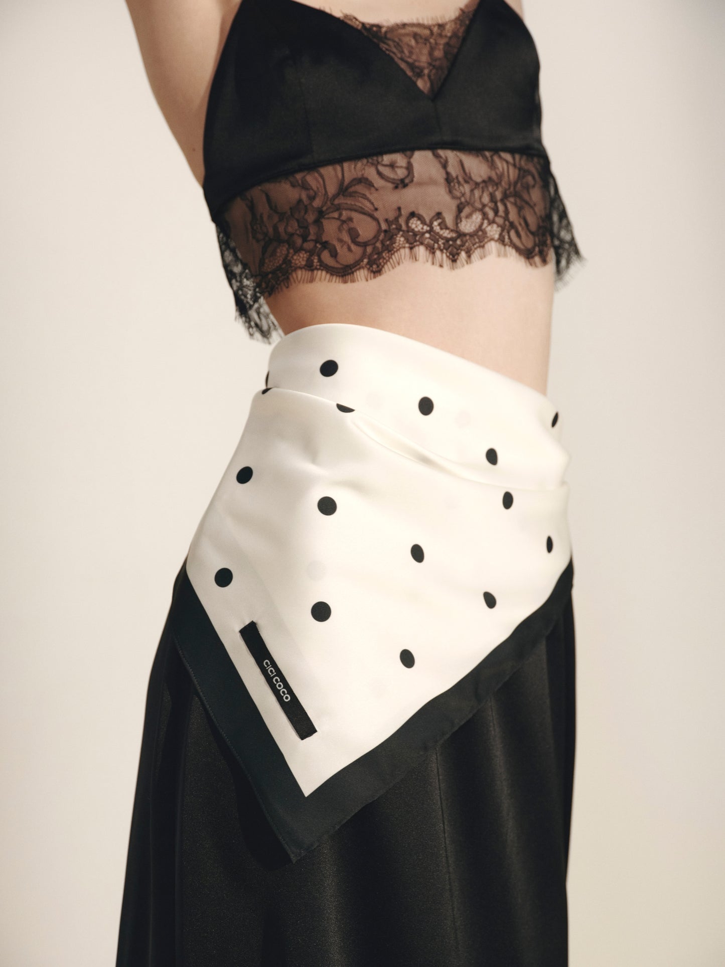 Хустинка сатинова в горох