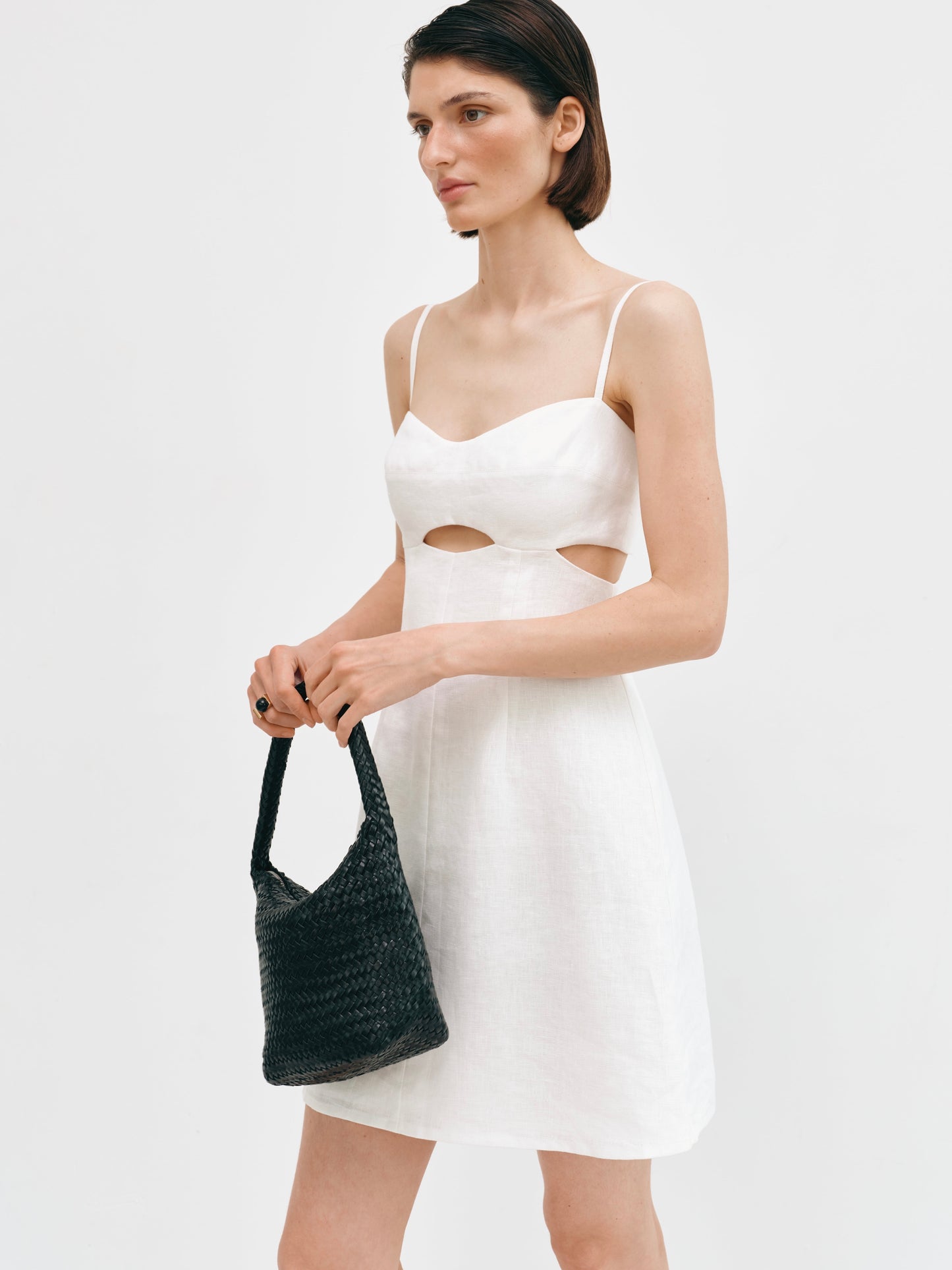 Молочна сукня з вирізами міні з льону