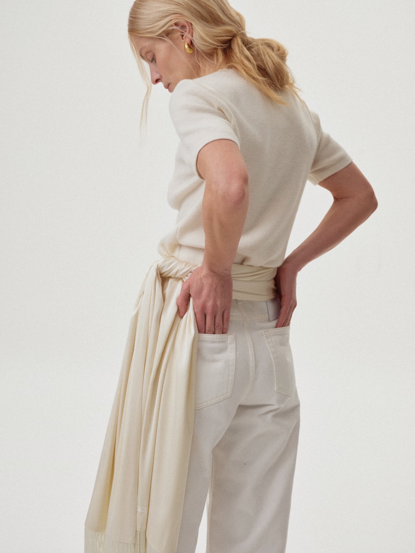 В'язана молочна футболка з лого