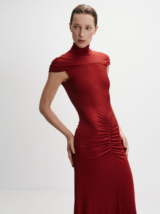 Вишнева сукня з акцентним драпіруванням