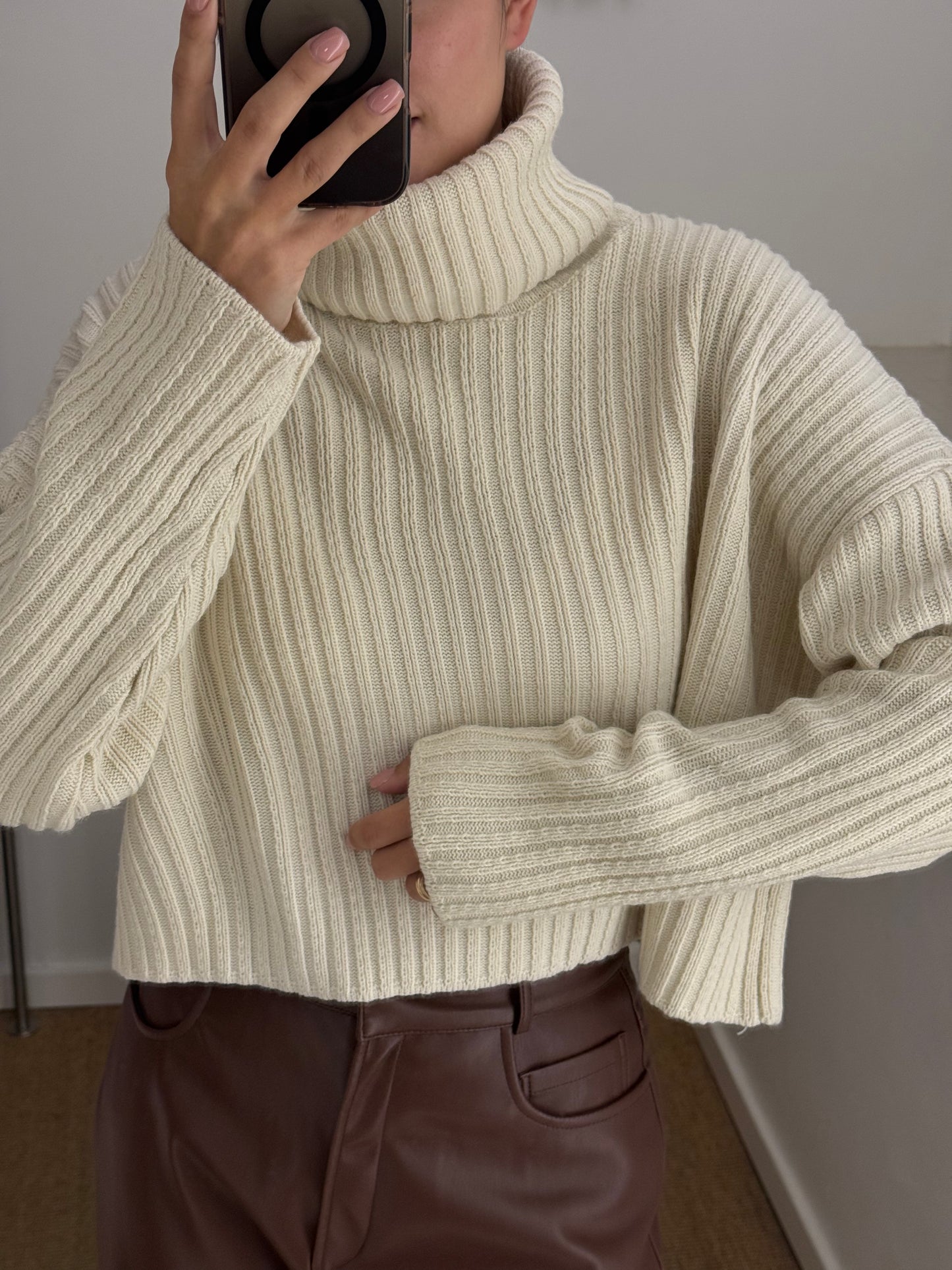 Светр короткий молочний