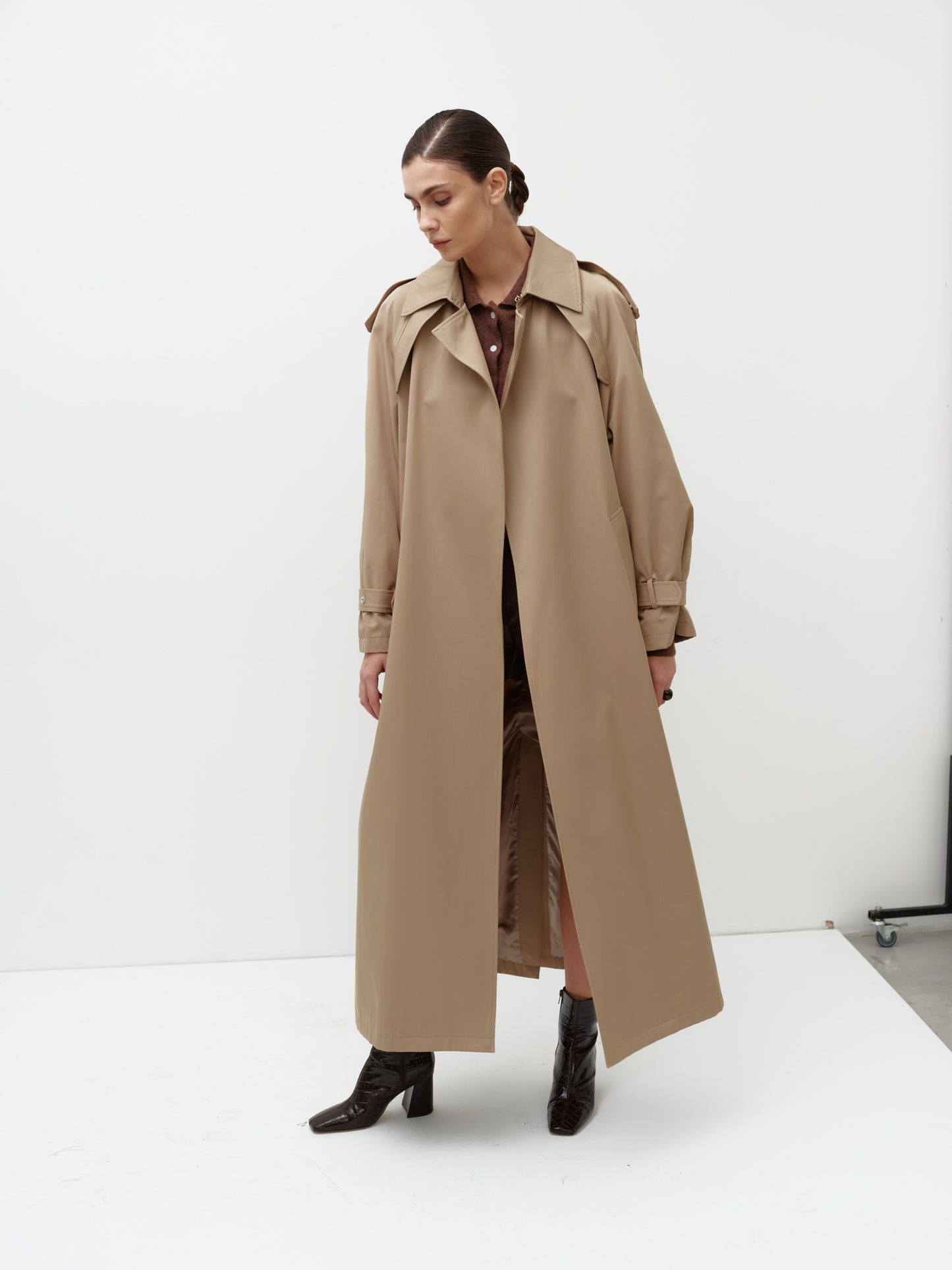 BEIGE TRENCH COAT