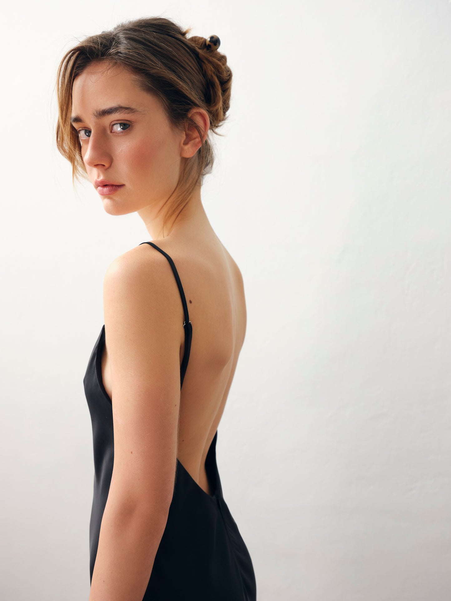 Сатинова чорна сукня з вирізом на спині