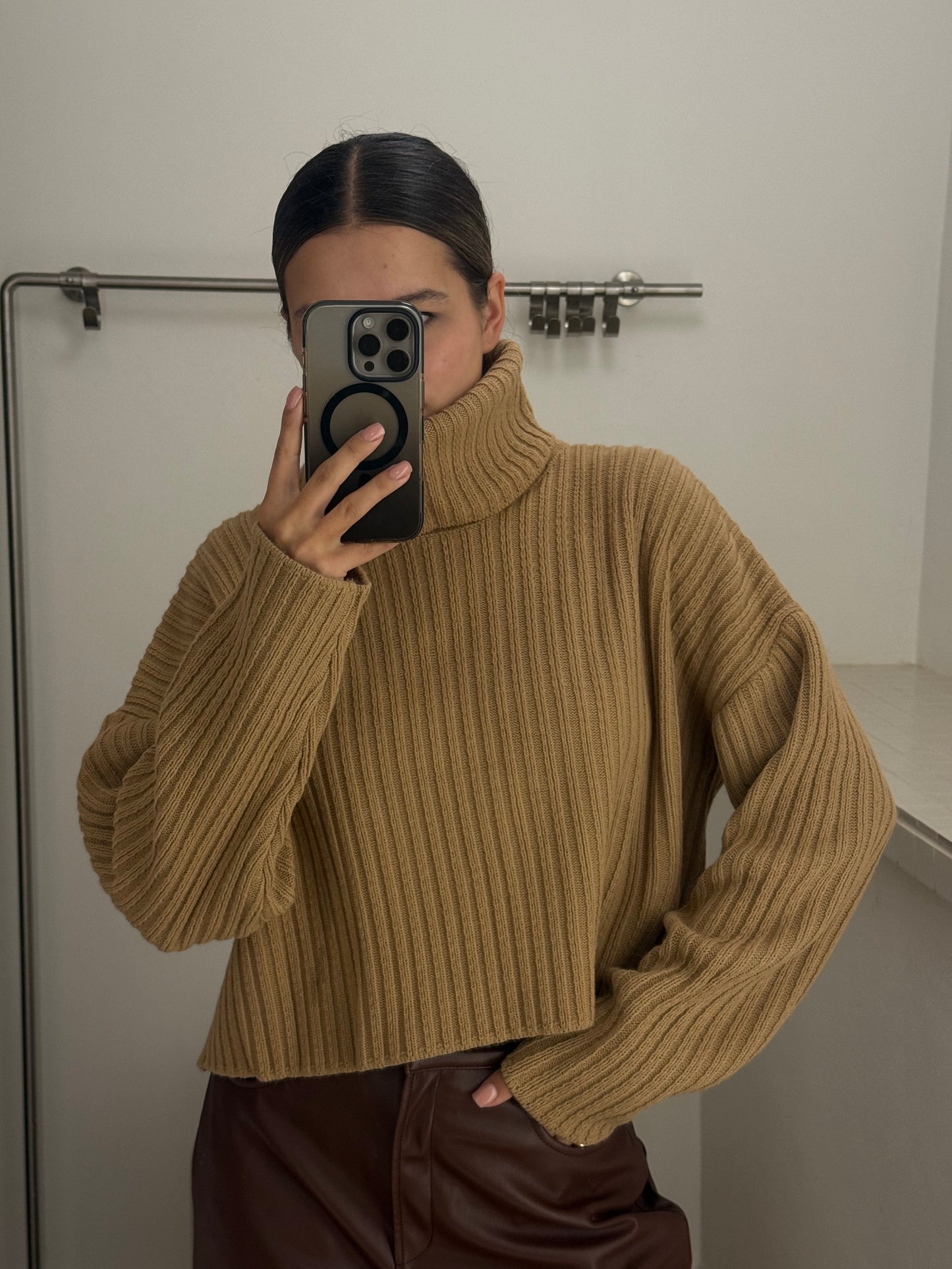 Светр короткий бежевий