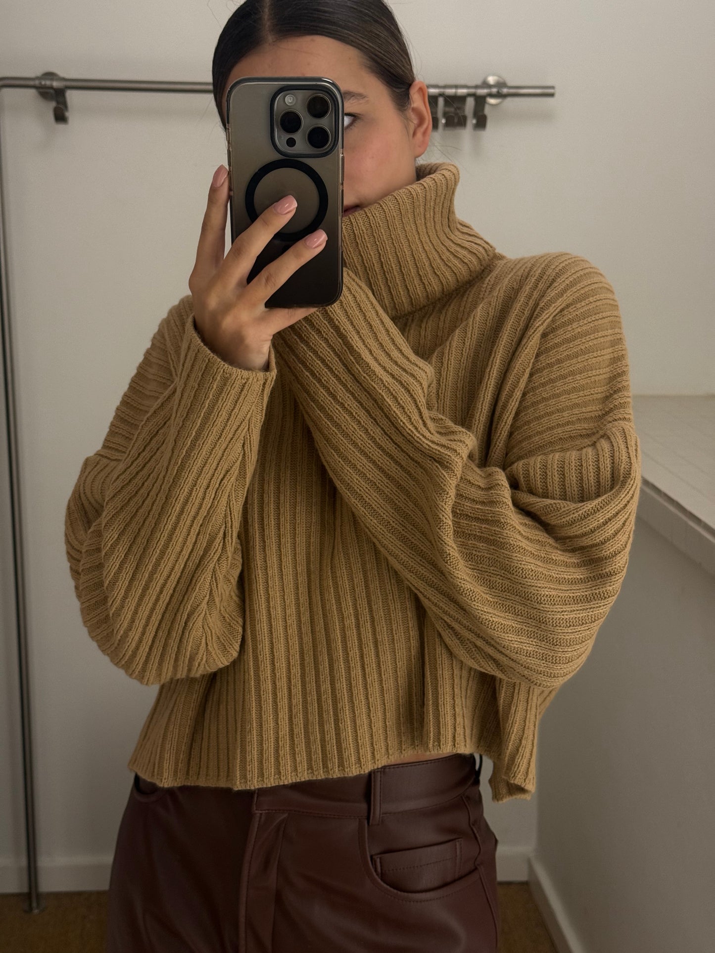 Светр короткий бежевий