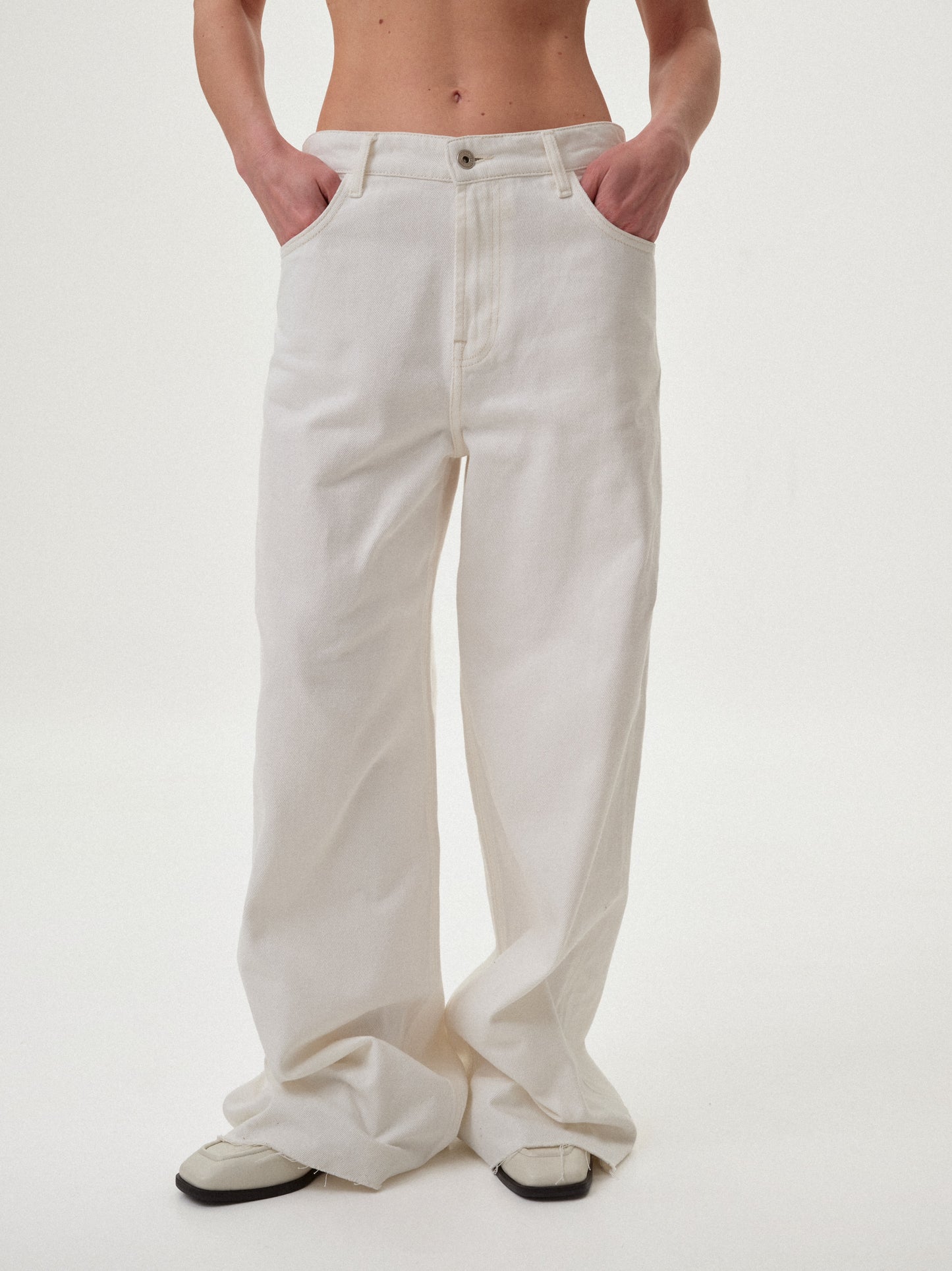 Молочні джинси широкого крою