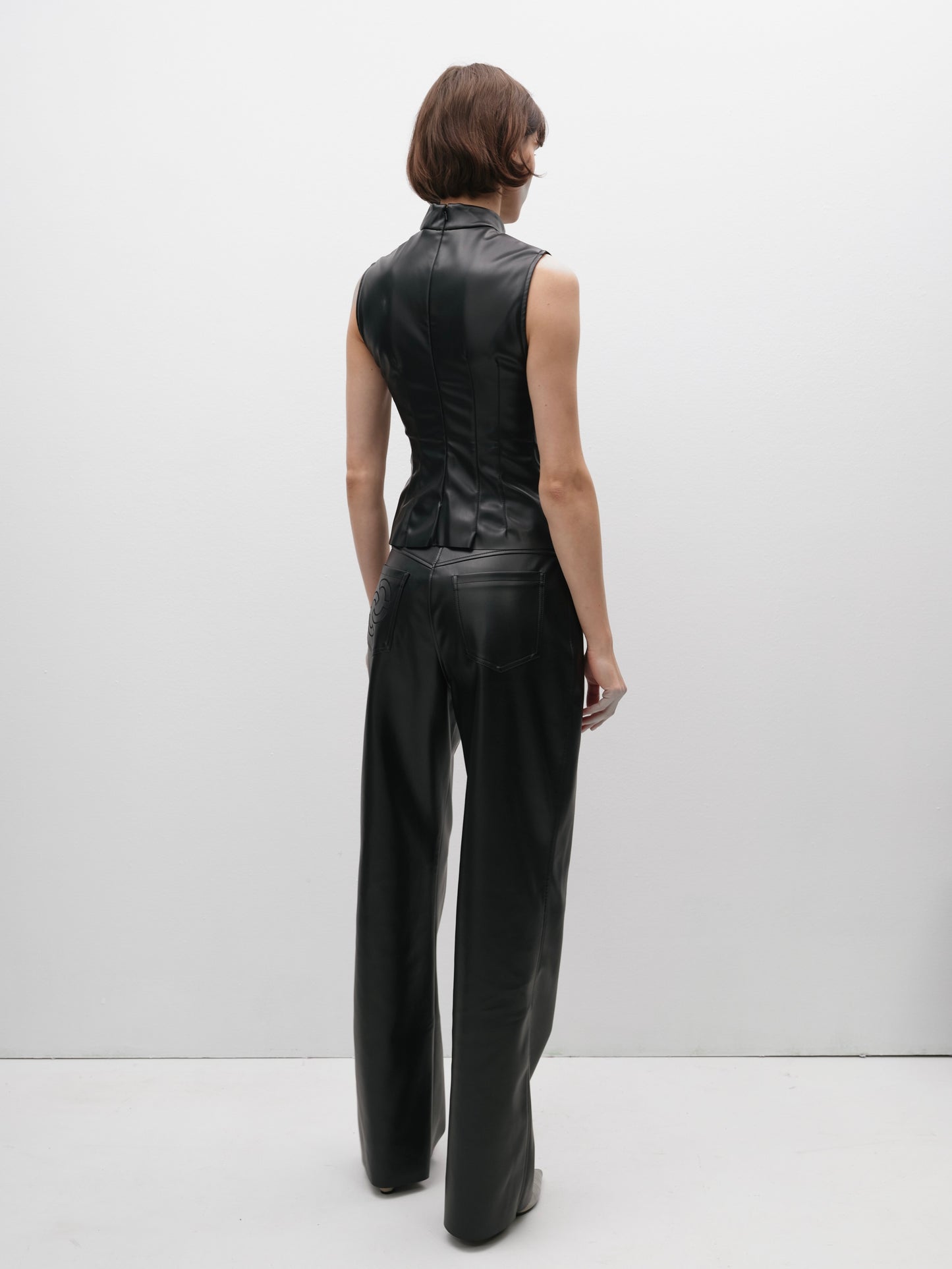 Штани еко-шкіра вільного крою чорні з вишивкою