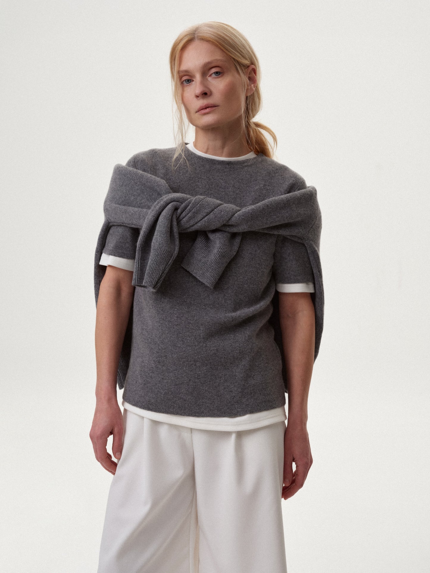 В'язана сіра футболка з лого