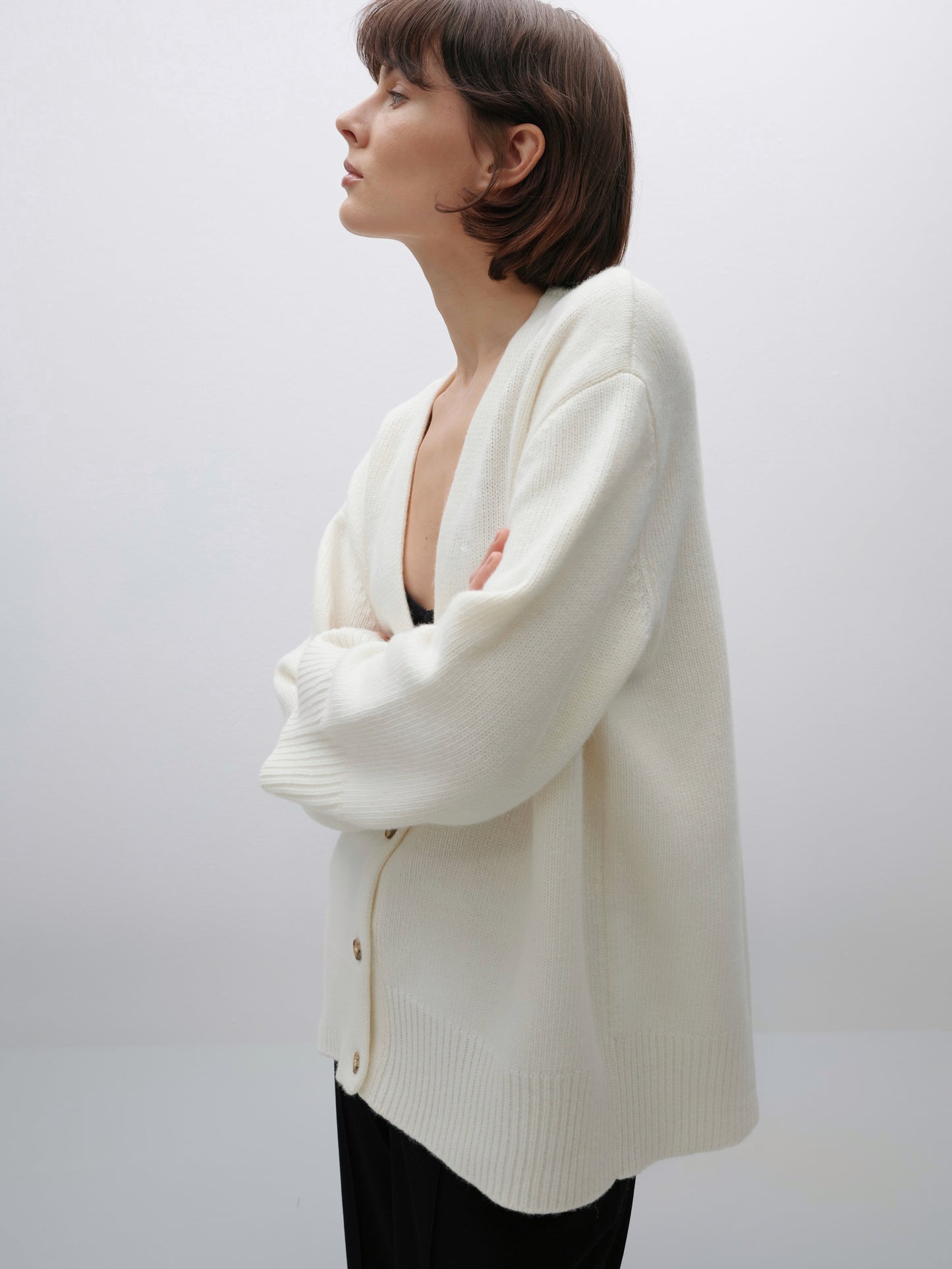 Кардиган вовняний молочний з гудзиками