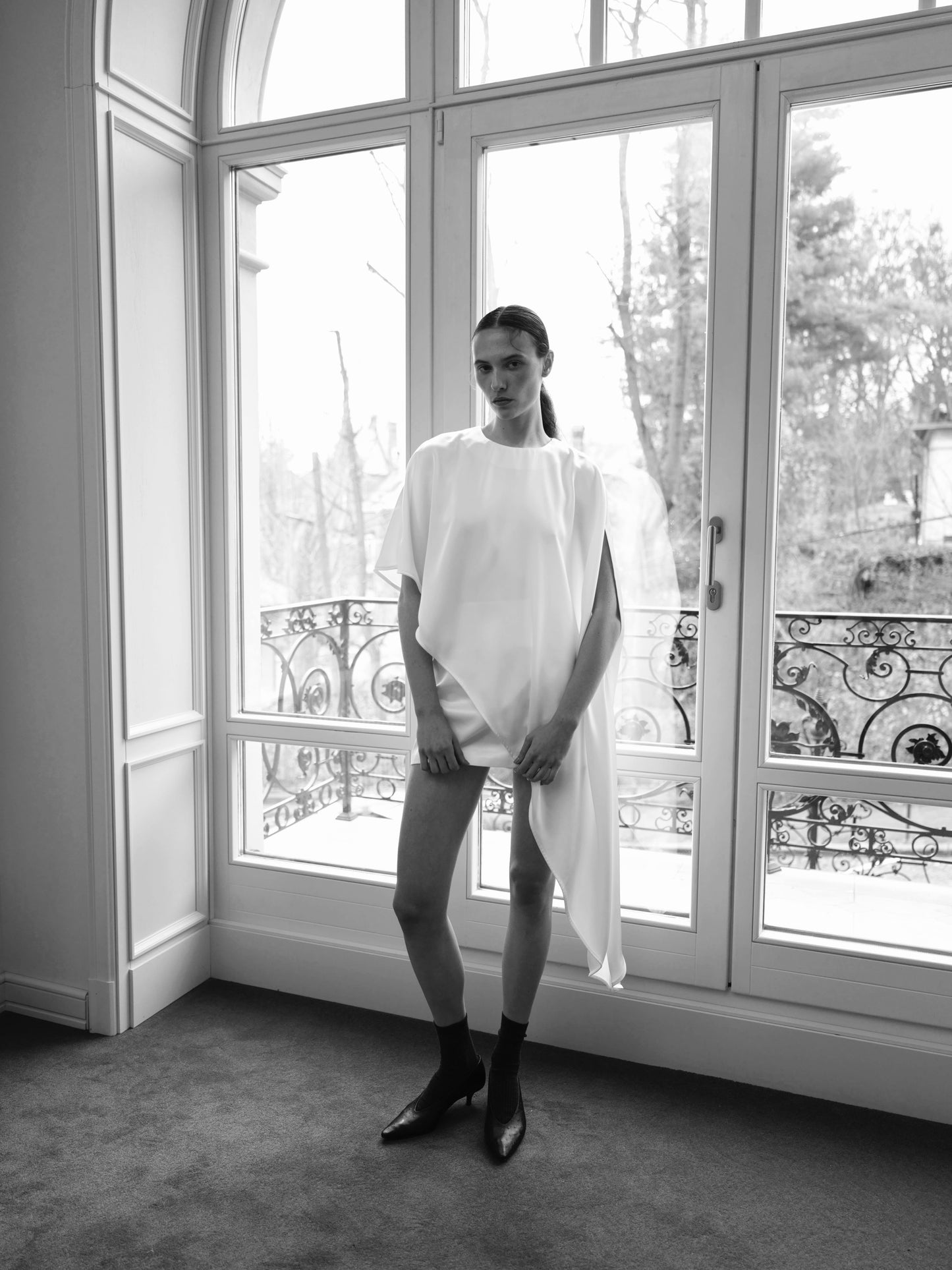 Топ з асиметрією молочний сатиновий