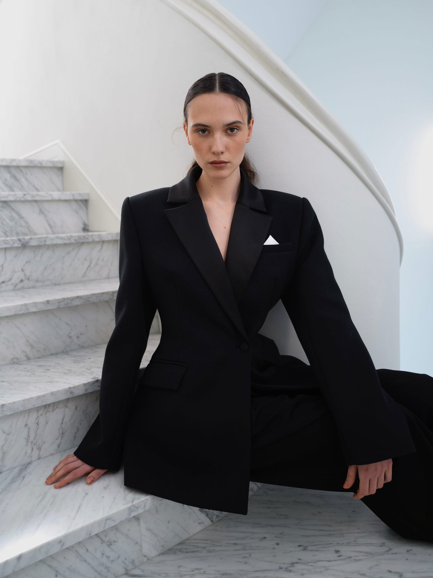 Чорний структурований жакет з сатиновими лацканами COUTURE