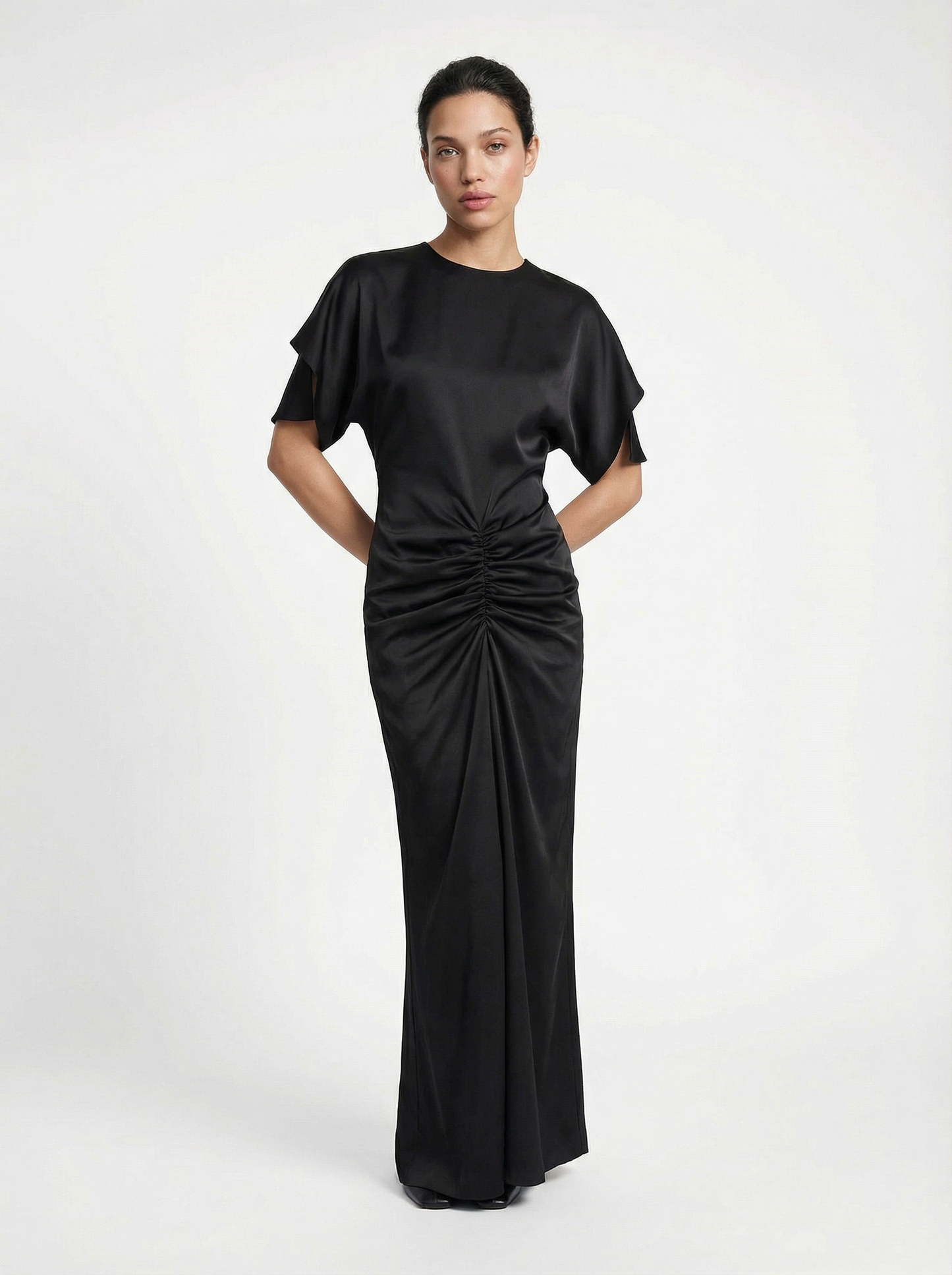 Сатинова чорна сукня з драпіруванням