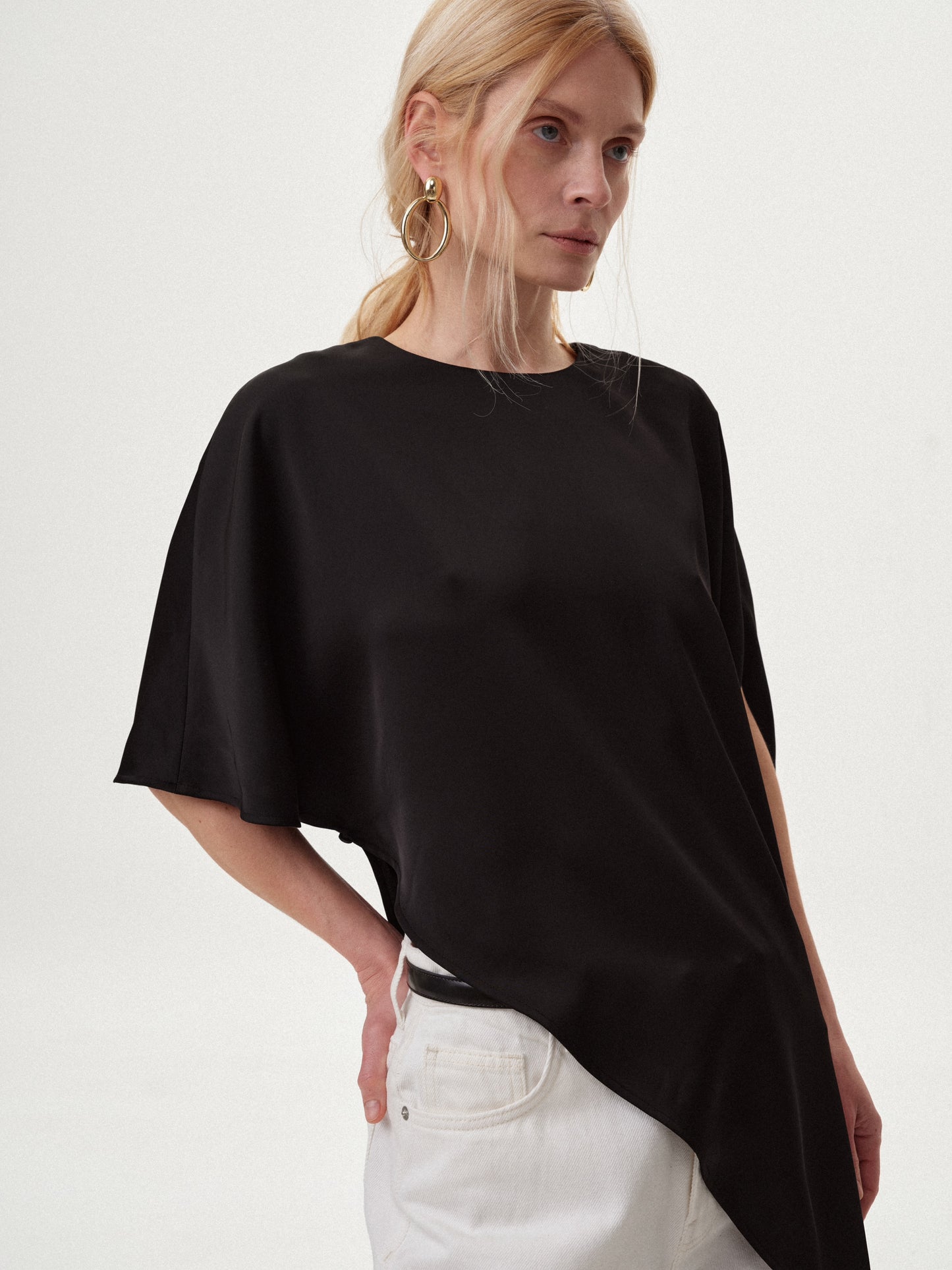 Топ з асиметрією чорний сатиновий