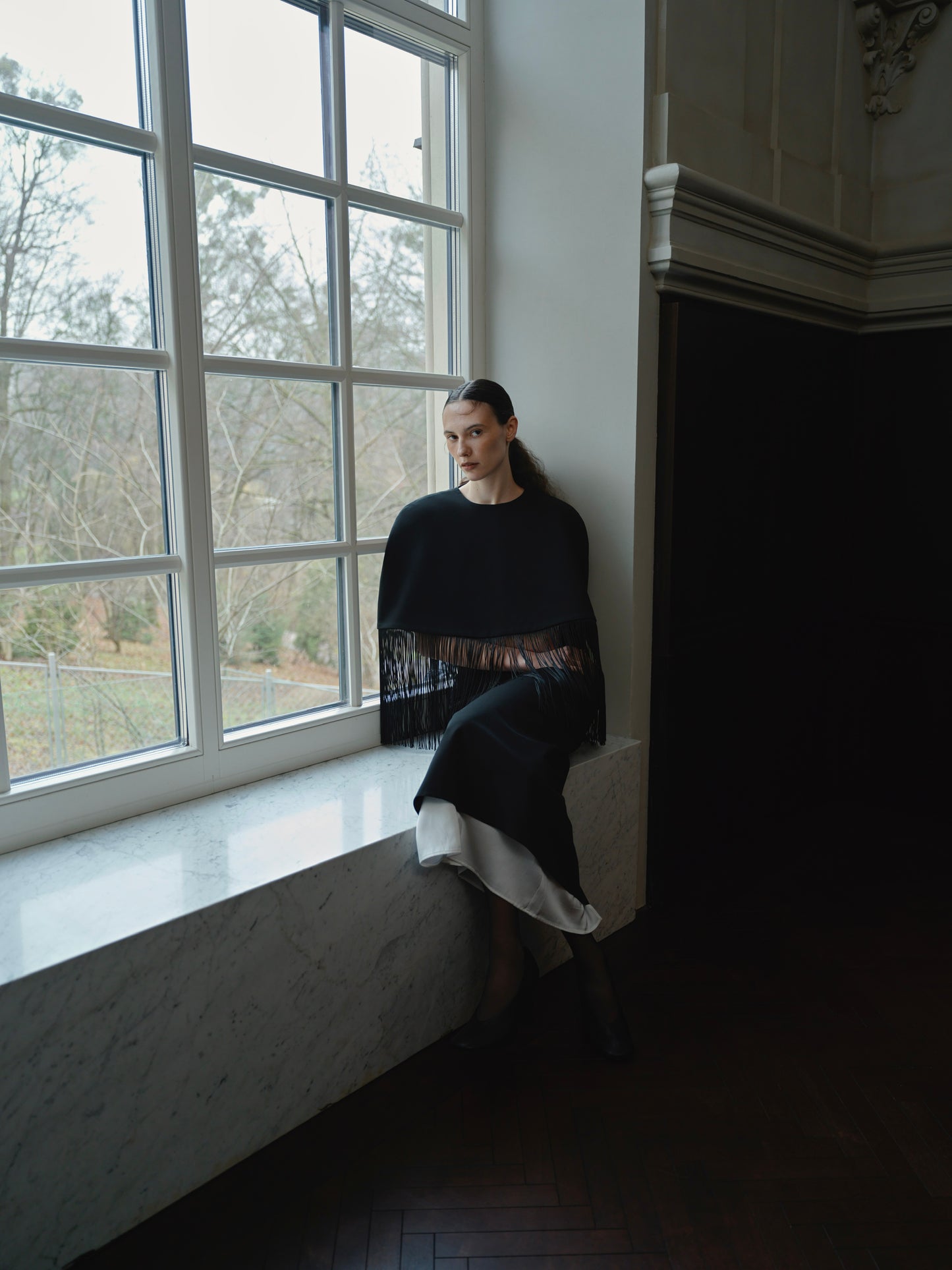 Структурований чорний кейп з бахрамою