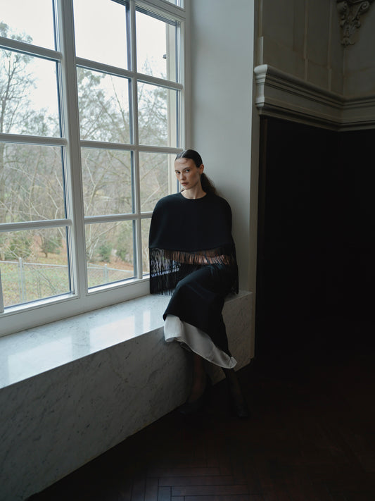 Структурований чорний кейп з бахрамою